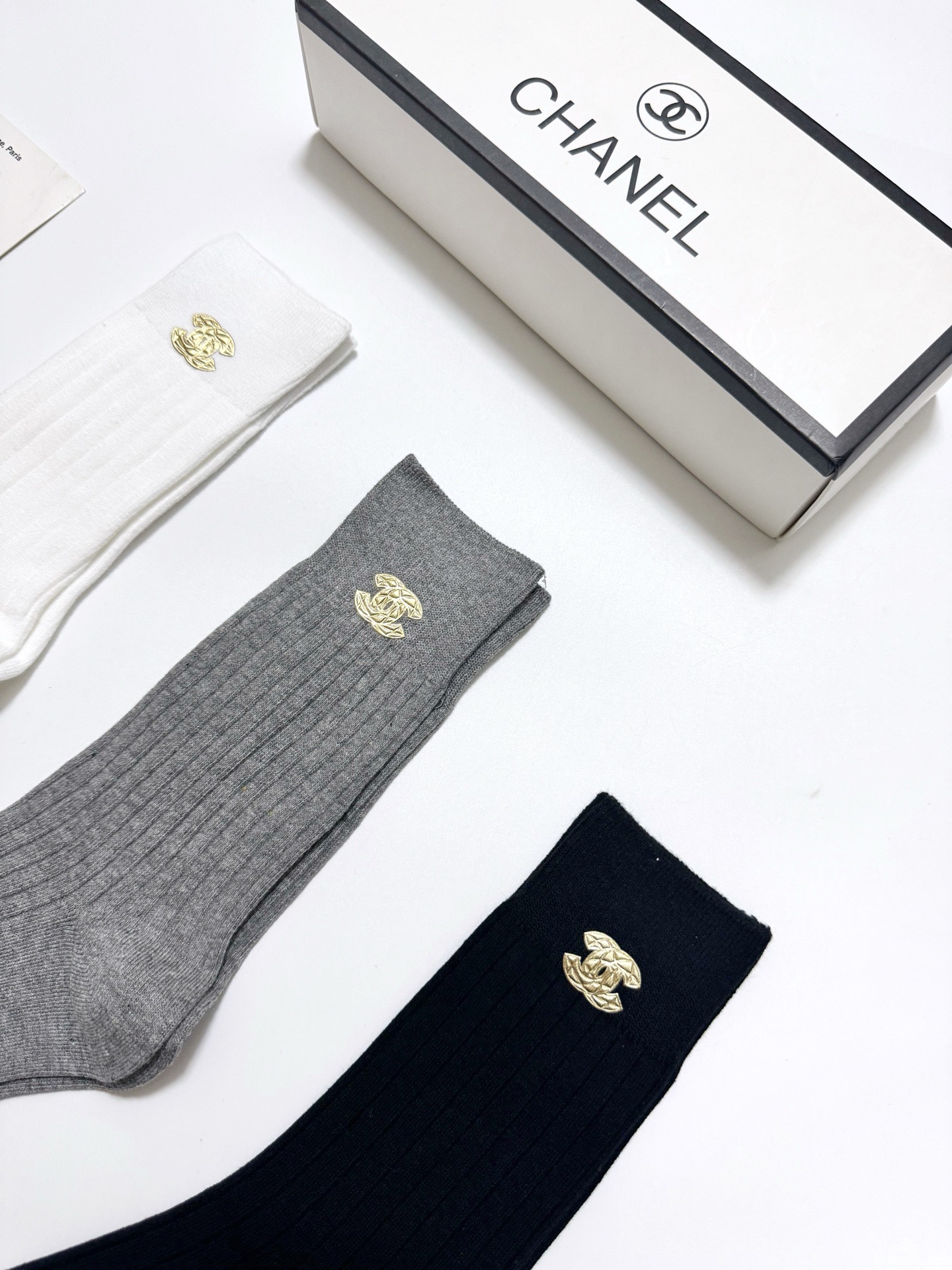 配包装🌟【一盒3 双】🌟 Chanel 香奈儿 经典字母logo纯棉 中筒袜 🌟经典配色个性时尚🌟ins