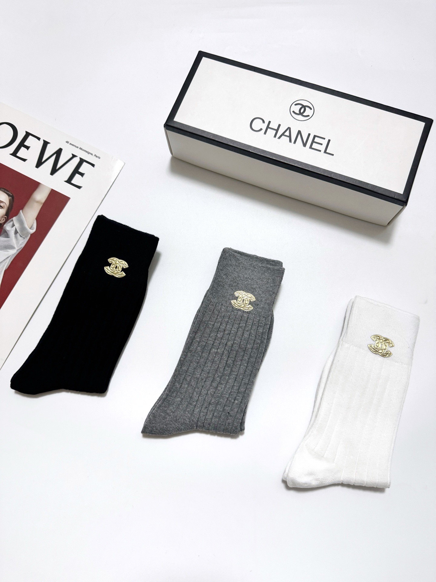 配包装🌟【一盒3 双】🌟 Chanel 香奈儿 经典字母logo纯棉 中筒袜 🌟经典配色个性时尚🌟ins