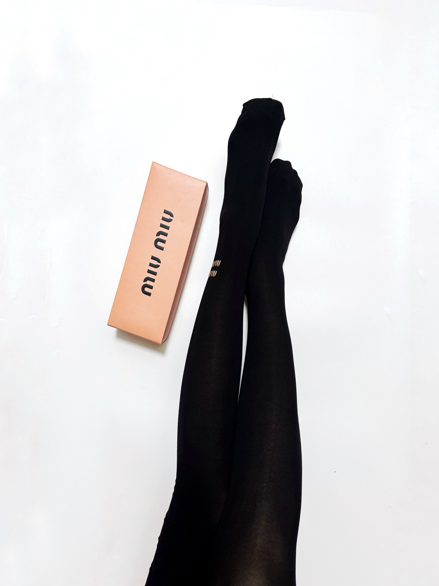 配包装🌟【一盒一双】🌟缪缪 miumiu 爆款字母 丝袜 🌟好看到爆炸 欧美大牌丝袜 连裤袜 🔥🌟潮人必