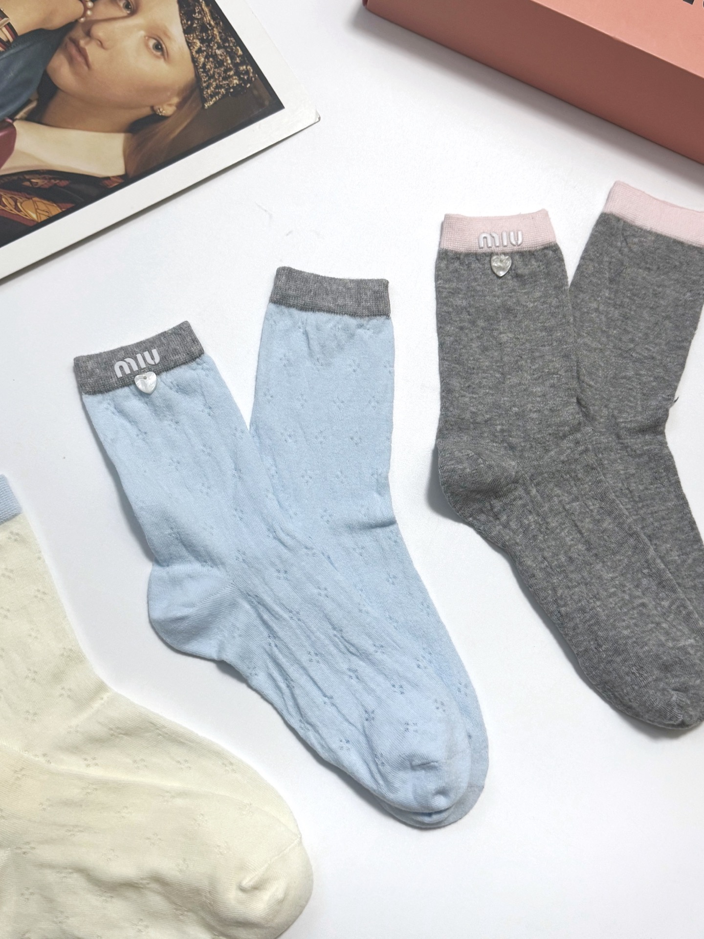配包装🌟【一盒3双】 🌟缪缪 miumiu 经典字母logo 纯棉中筒袜 ，ins超火爆薄款空调袜，纯棉