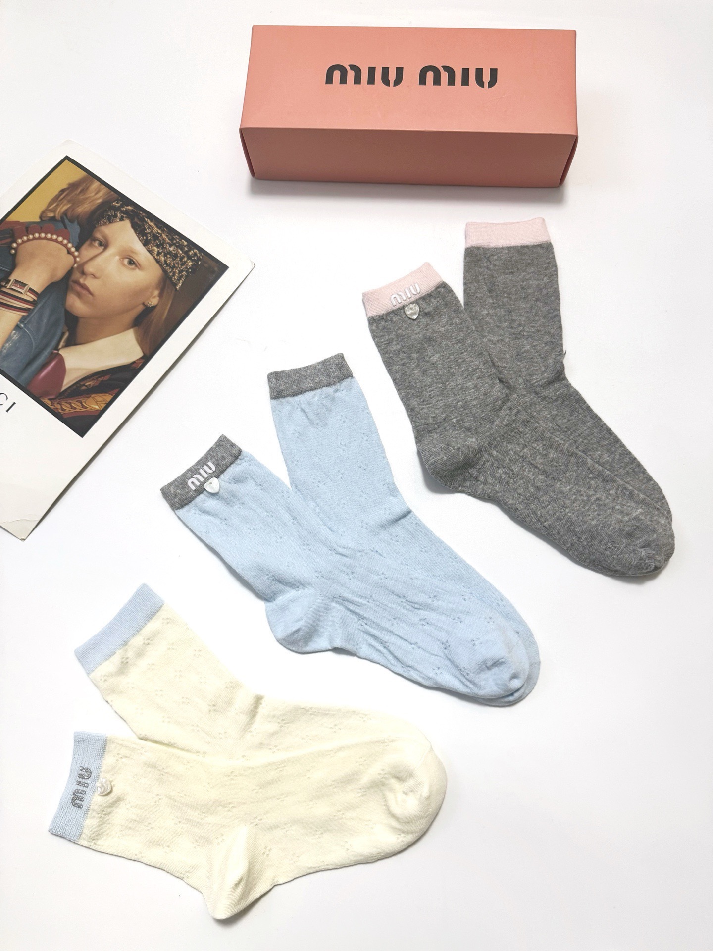 配包装🌟【一盒3双】 🌟缪缪 miumiu 经典字母logo 纯棉中筒袜 ，ins超火爆薄款空调袜，纯棉