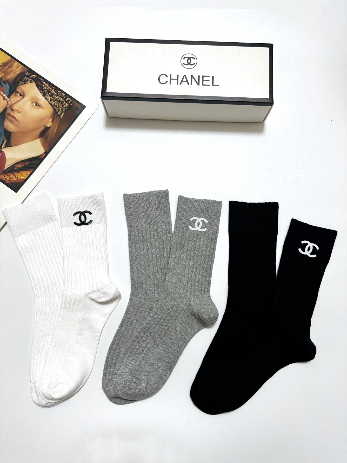 配包装🌟【一盒3 双】🌟Chanel 香奈儿 经典字母logo纯棉中筒袜 🌟重工装饰个性时尚🌟ins爆款