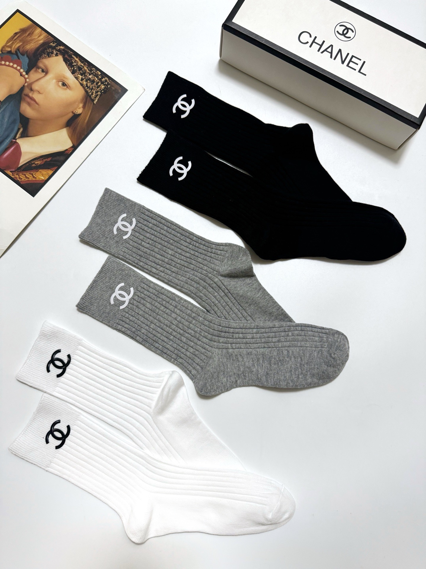 配包装🌟【一盒3 双】🌟Chanel 香奈儿 经典字母logo纯棉中筒袜 🌟重工装饰个性时尚🌟ins爆款
