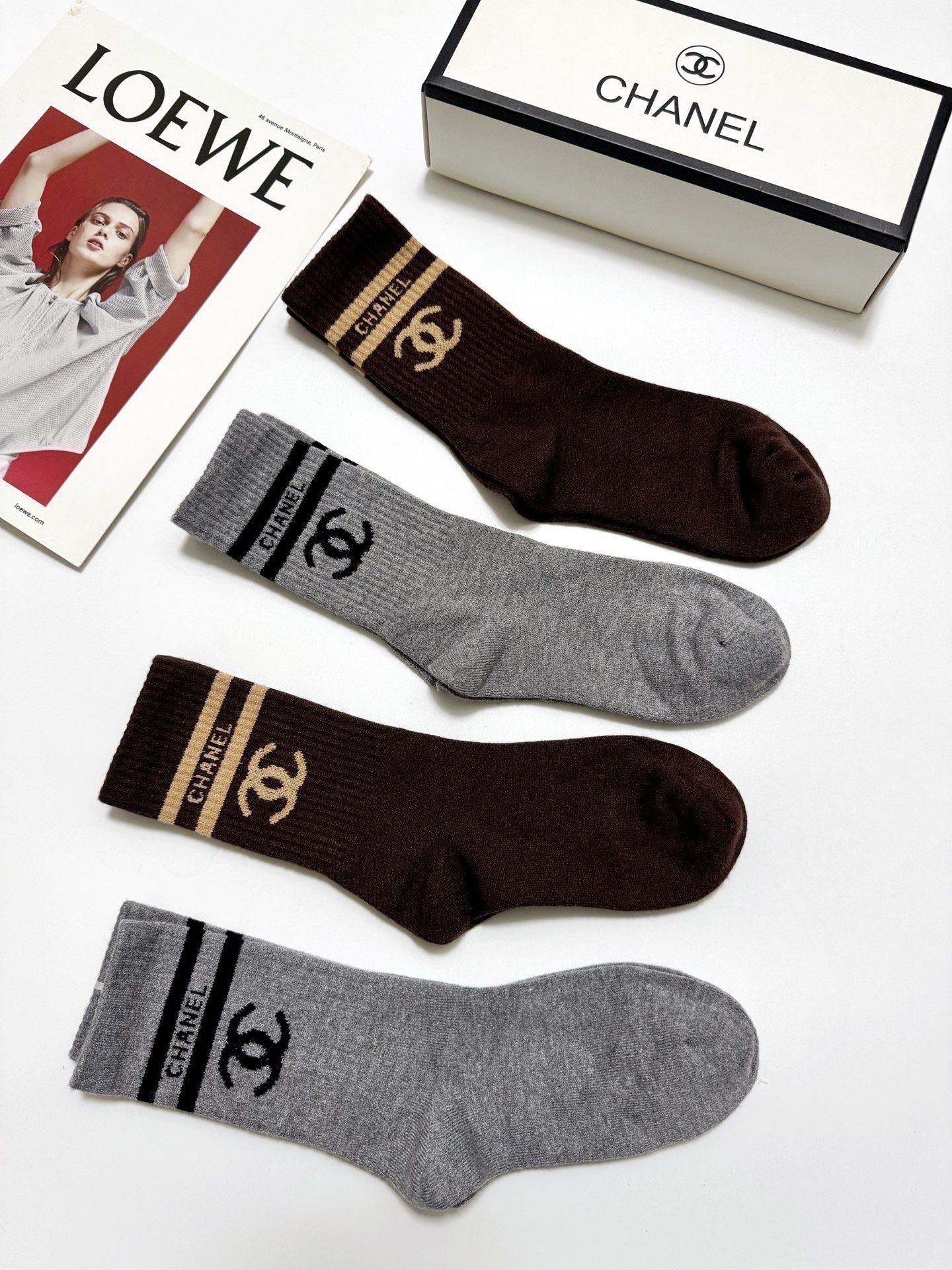 配包装🌟【一盒 4 双】🌟Chanel 香奈儿 经典字母 logo羊绒 中筒袜 ！超级软糯亲肤！🌟ins