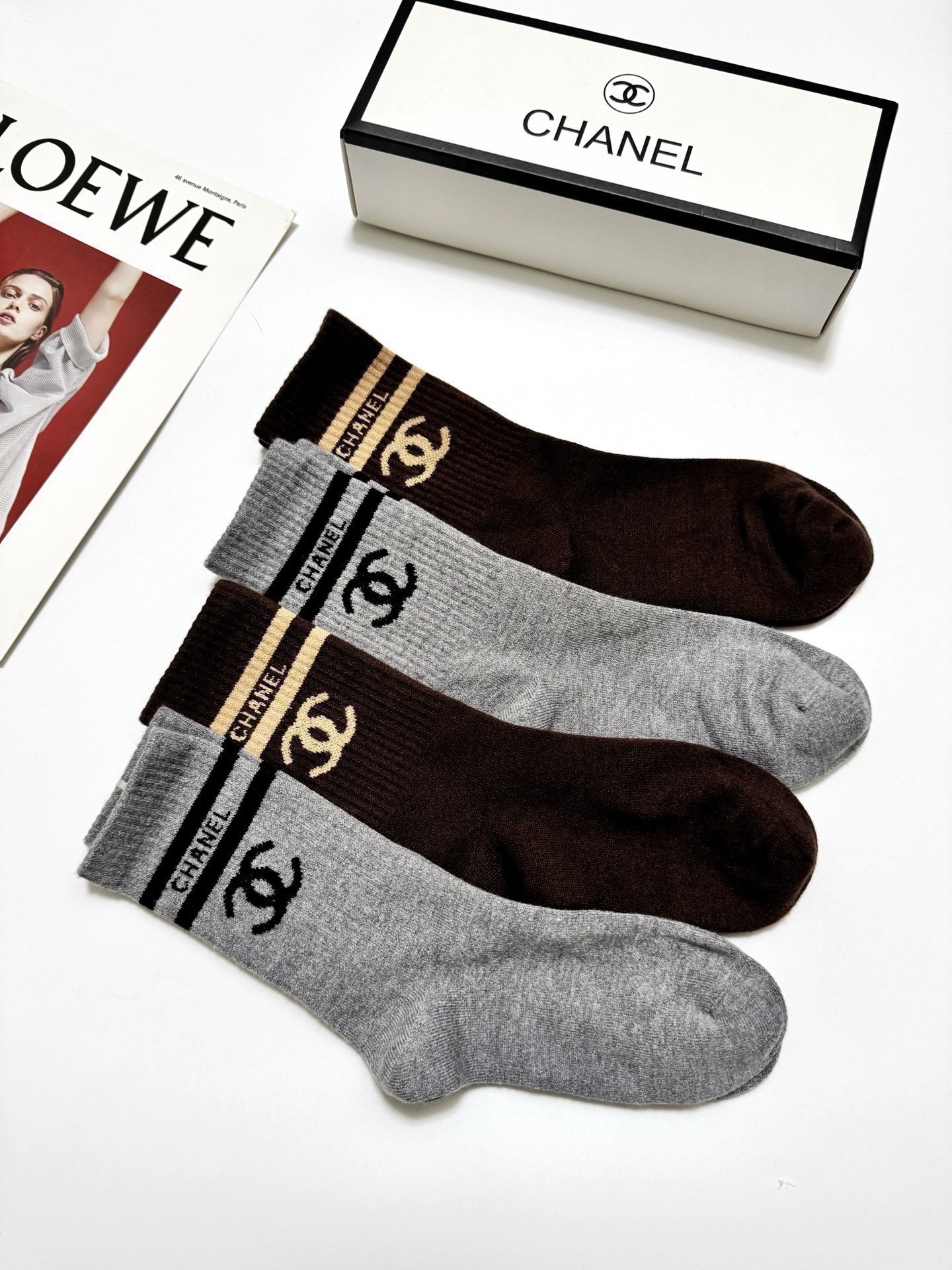 配包装🌟【一盒 4 双】🌟Chanel 香奈儿 经典字母 logo羊绒 中筒袜 ！超级软糯亲肤！🌟ins
