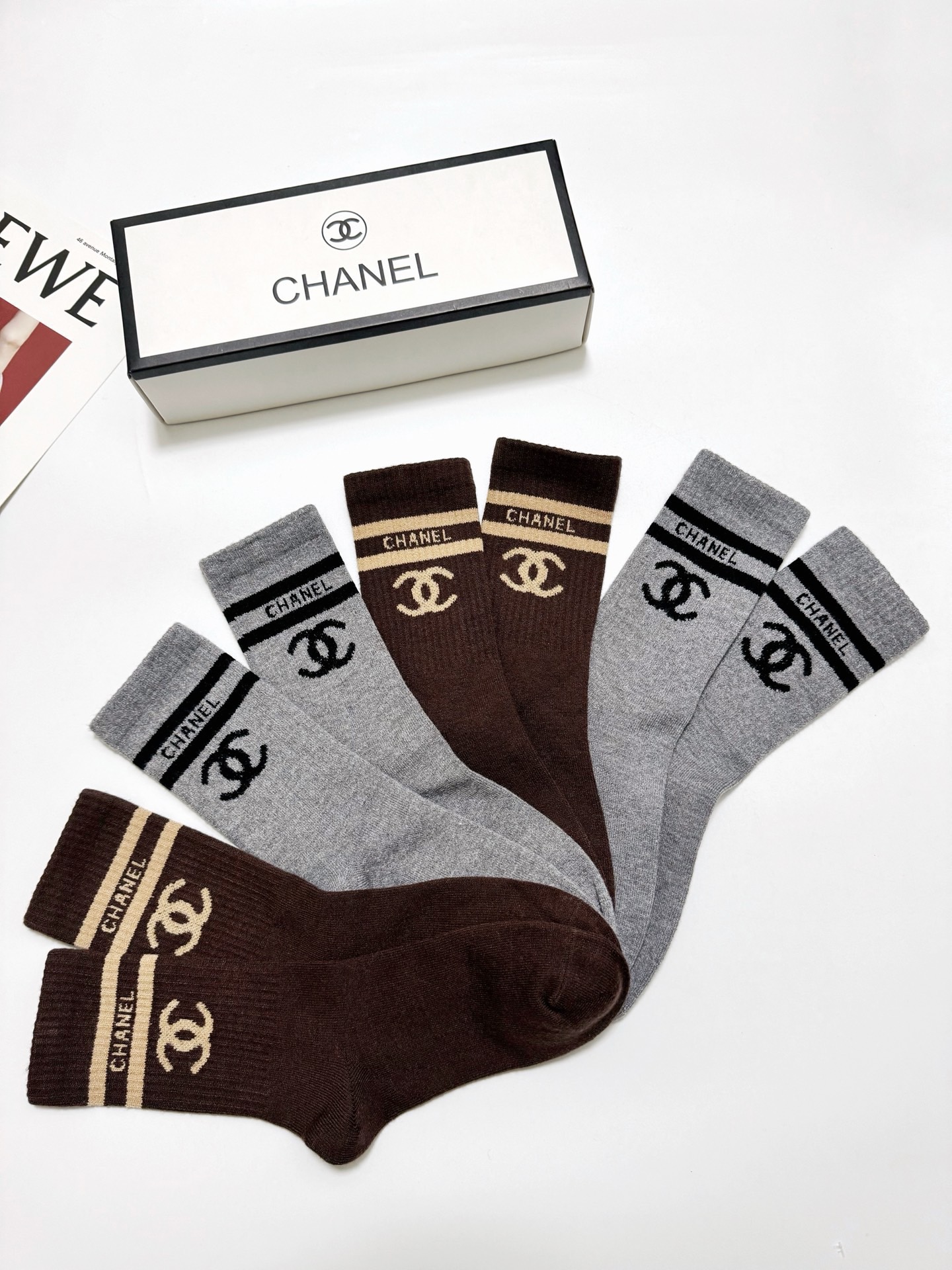 配包装🌟【一盒 4 双】🌟Chanel 香奈儿 经典字母 logo羊绒 中筒袜 ！超级软糯亲肤！🌟ins