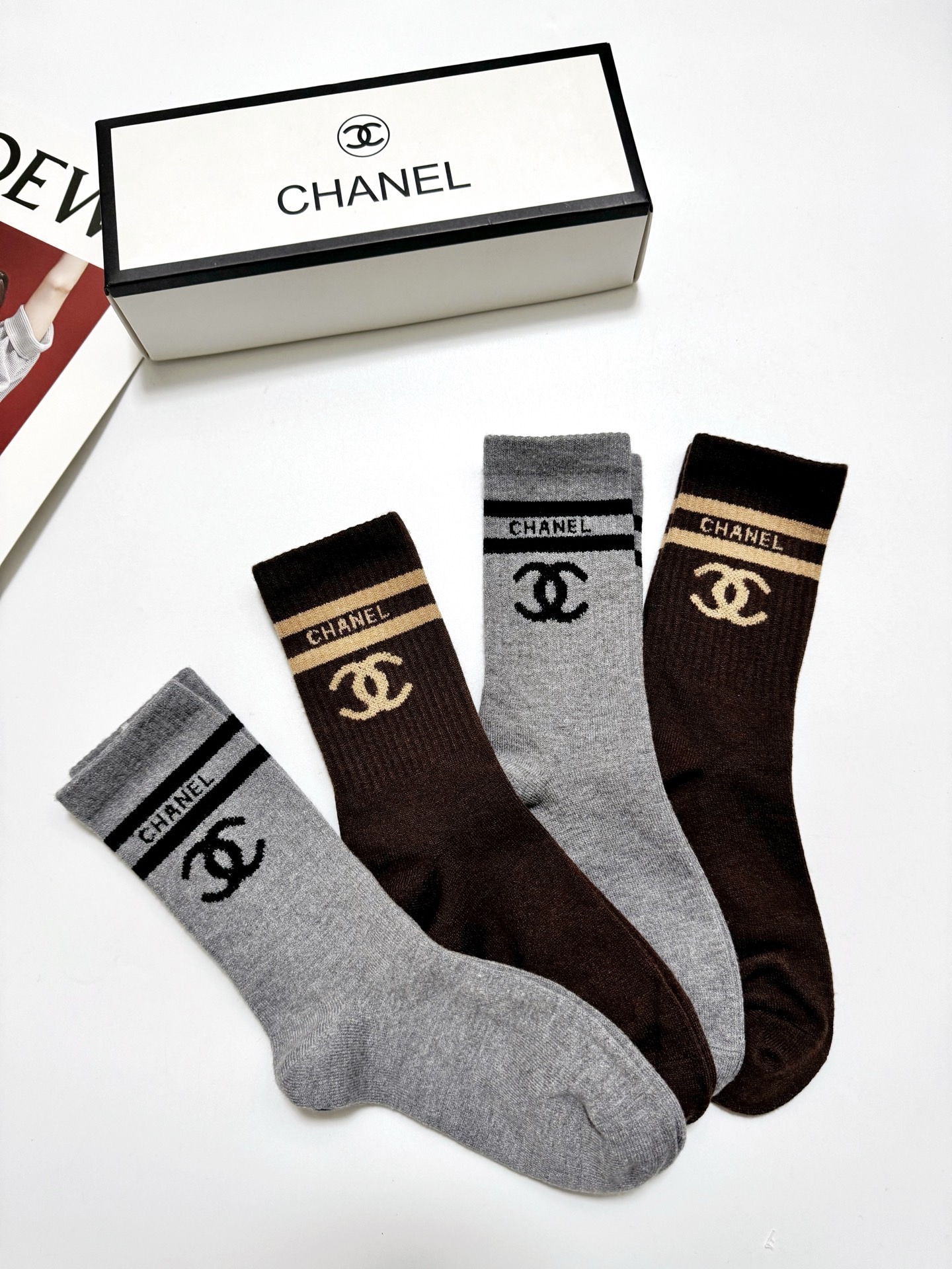 配包装🌟【一盒 4 双】🌟Chanel 香奈儿 经典字母 logo羊绒 中筒袜 ！超级软糯亲肤！🌟ins