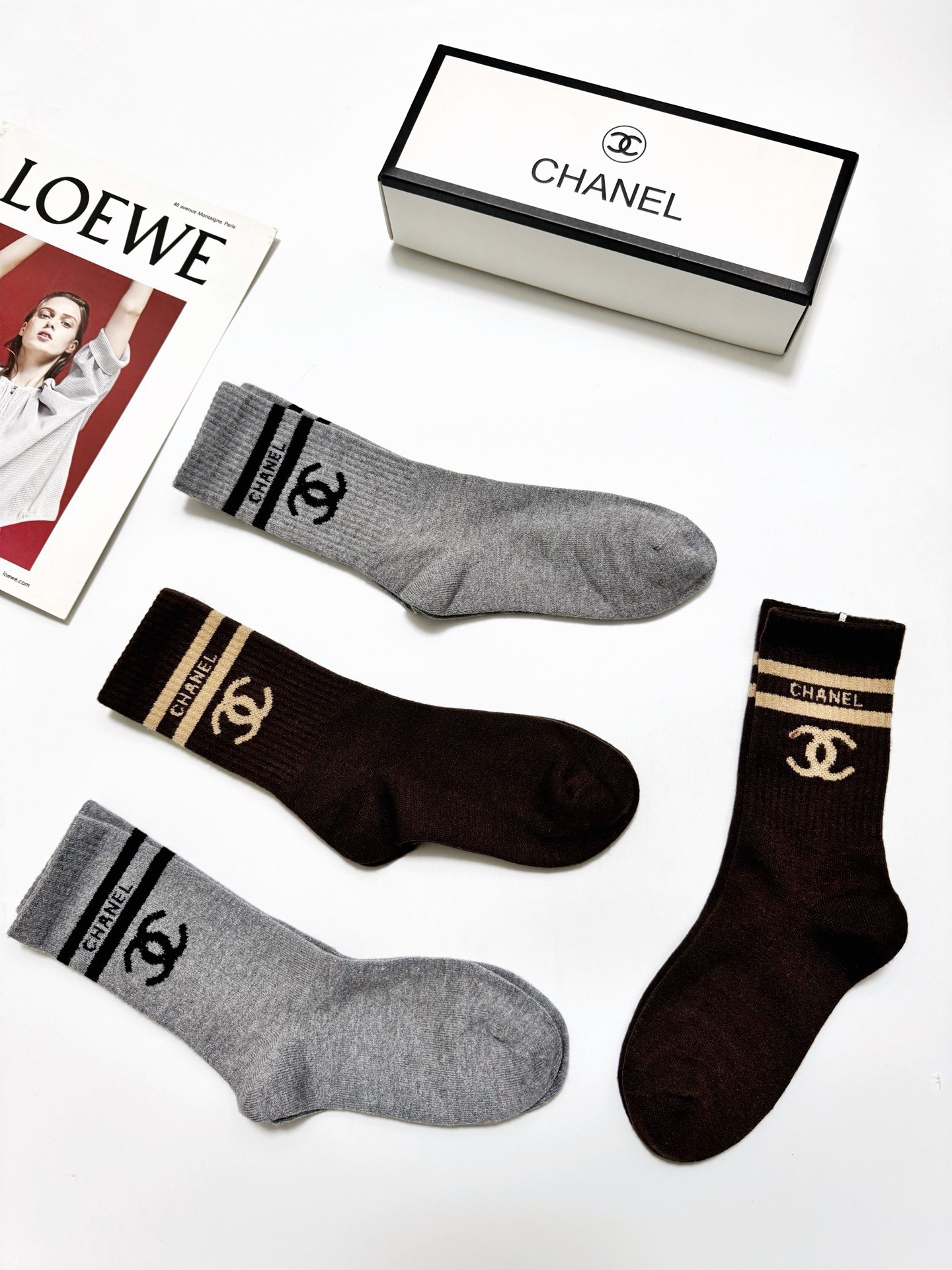 配包装🌟【一盒 4 双】🌟Chanel 香奈儿 经典字母 logo羊绒 中筒袜 ！超级软糯亲肤！🌟ins
