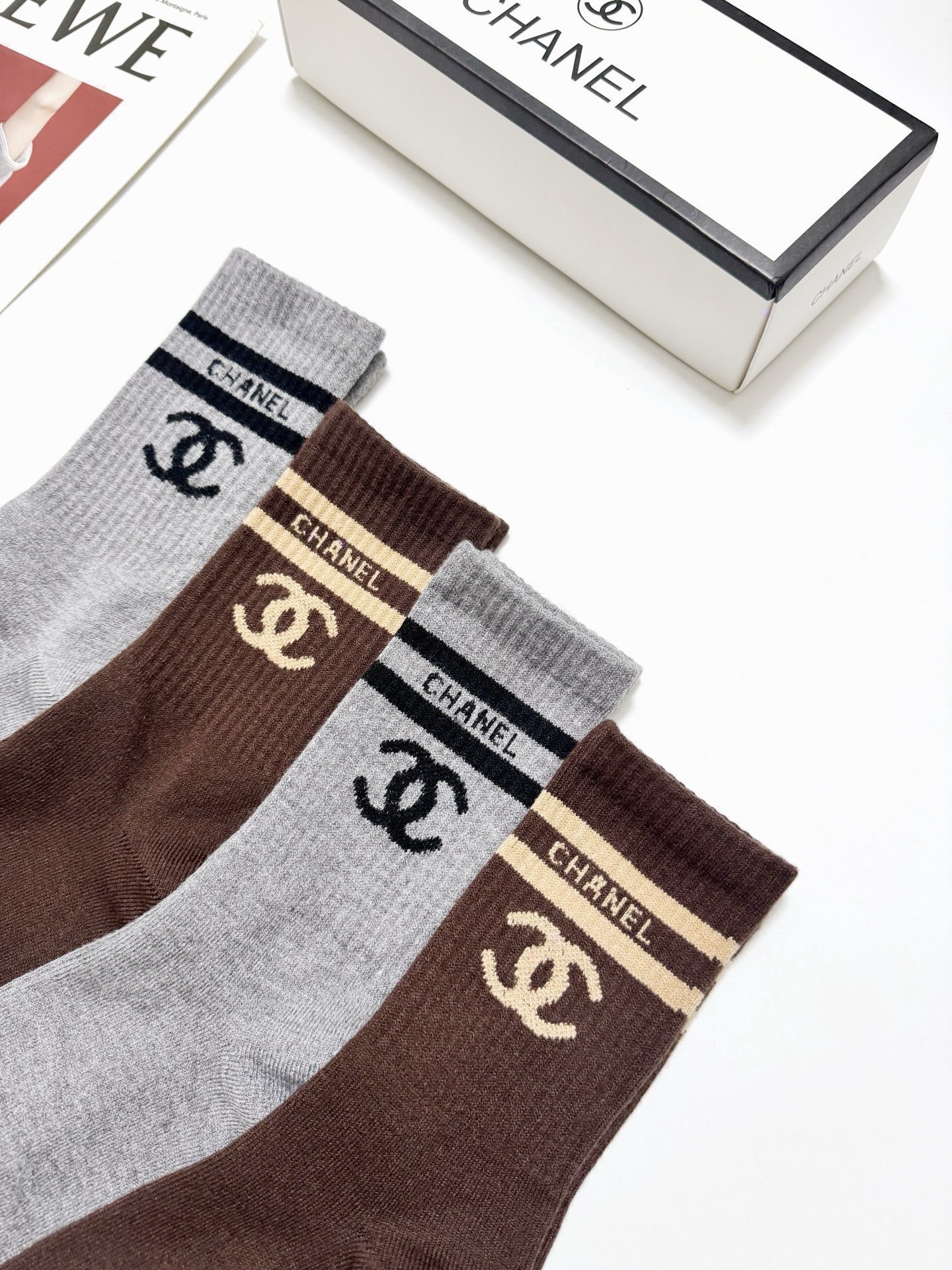 配包装🌟【一盒 4 双】🌟Chanel 香奈儿 经典字母 logo羊绒 中筒袜 ！超级软糯亲肤！🌟ins