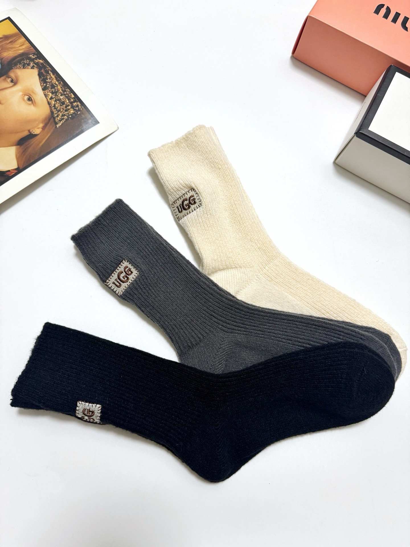 配包装🌟【一盒3双】🌟UGG 经典字母 logo刺绣羊毛 混纺中筒袜 ！超级软糯亲肤！🌟ins爆款！专柜