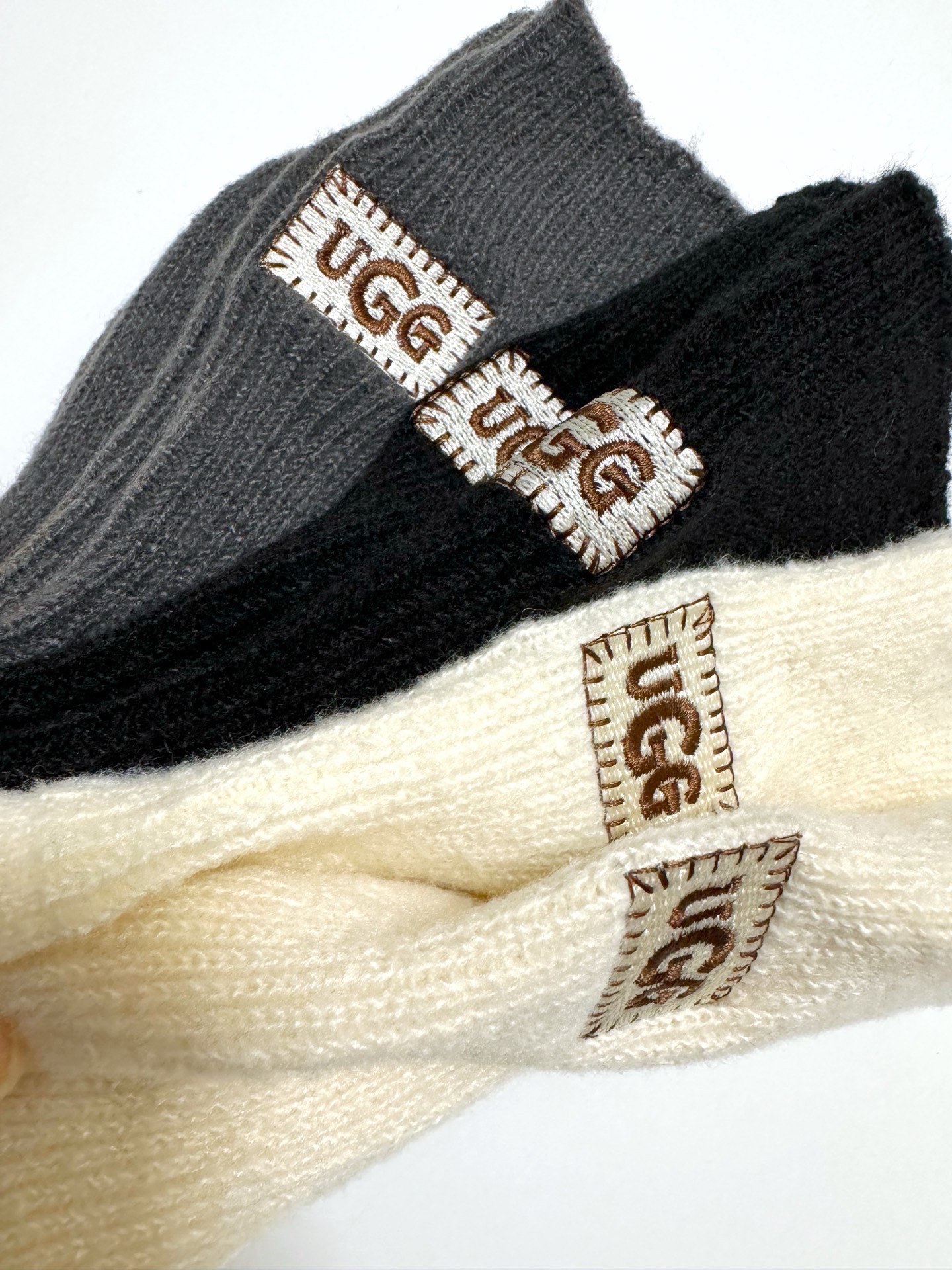 配包装🌟【一盒3双】🌟UGG 经典字母 logo刺绣羊毛 混纺中筒袜 ！超级软糯亲肤！🌟ins爆款！专柜