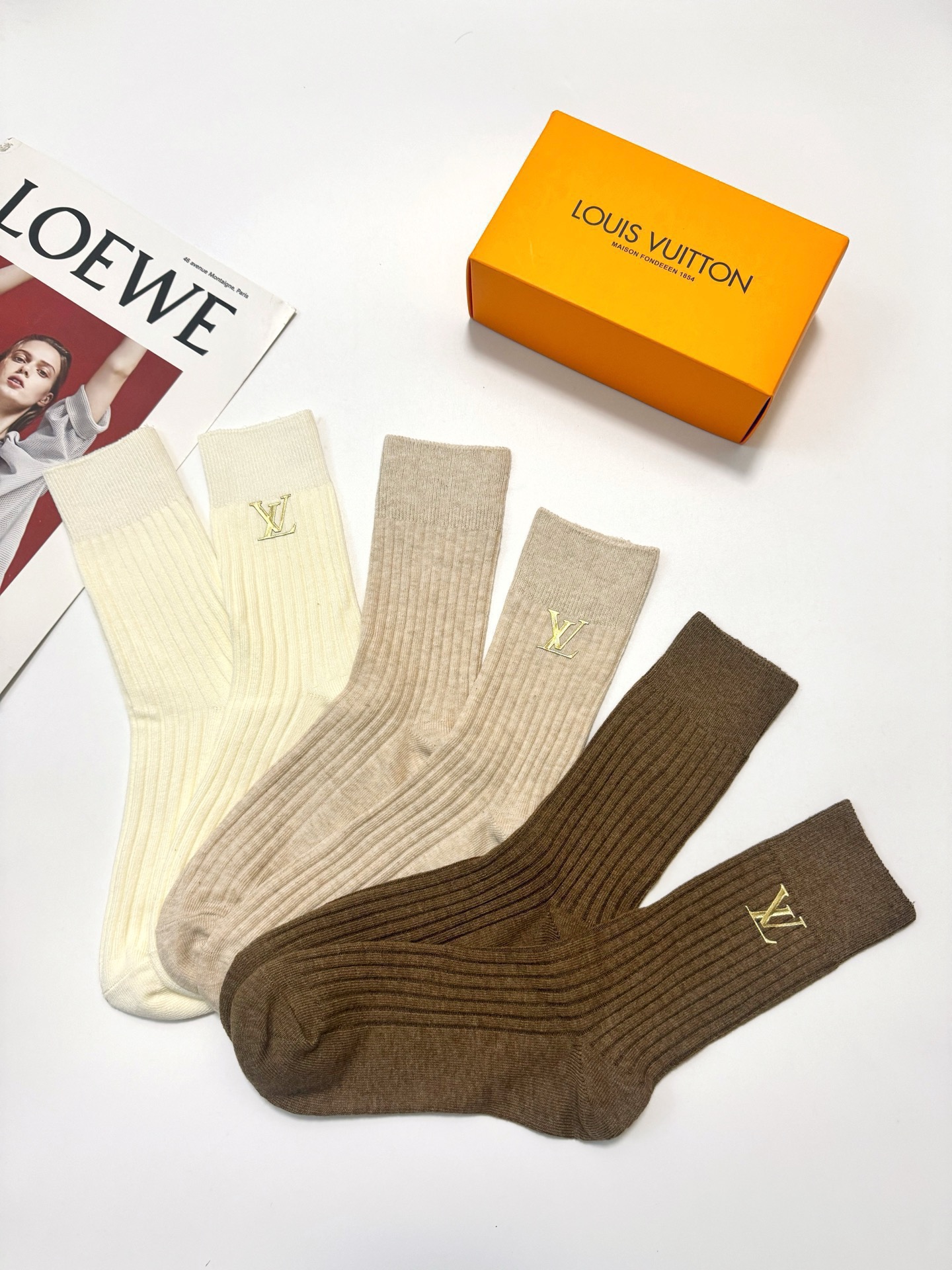配包装🌟【一盒3 双】🌟LV 路易威登 经典字母logo 纯棉中筒袜 小腿袜 🌟ins爆款！专柜在售in