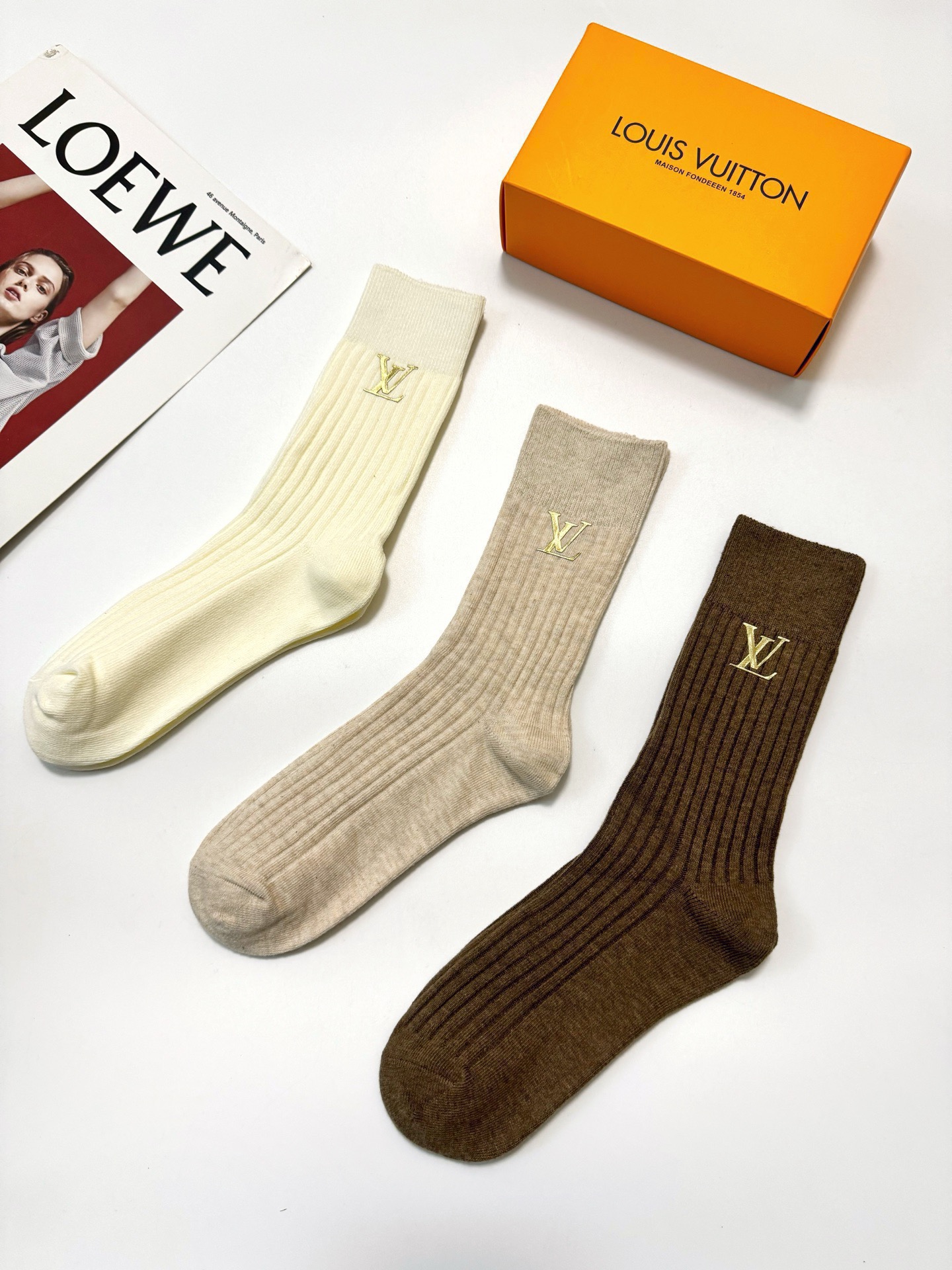 配包装🌟【一盒3 双】🌟LV 路易威登 经典字母logo 纯棉中筒袜 小腿袜 🌟ins爆款！专柜在售in