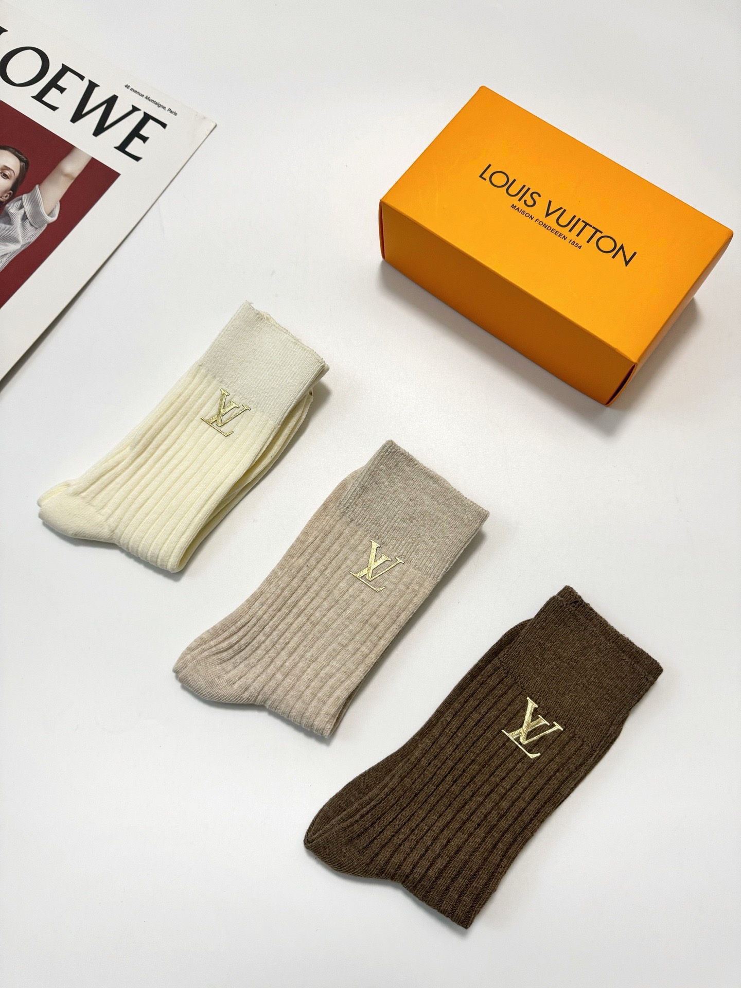 配包装🌟【一盒3 双】🌟LV 路易威登 经典字母logo 纯棉中筒袜 小腿袜 🌟ins爆款！专柜在售in
