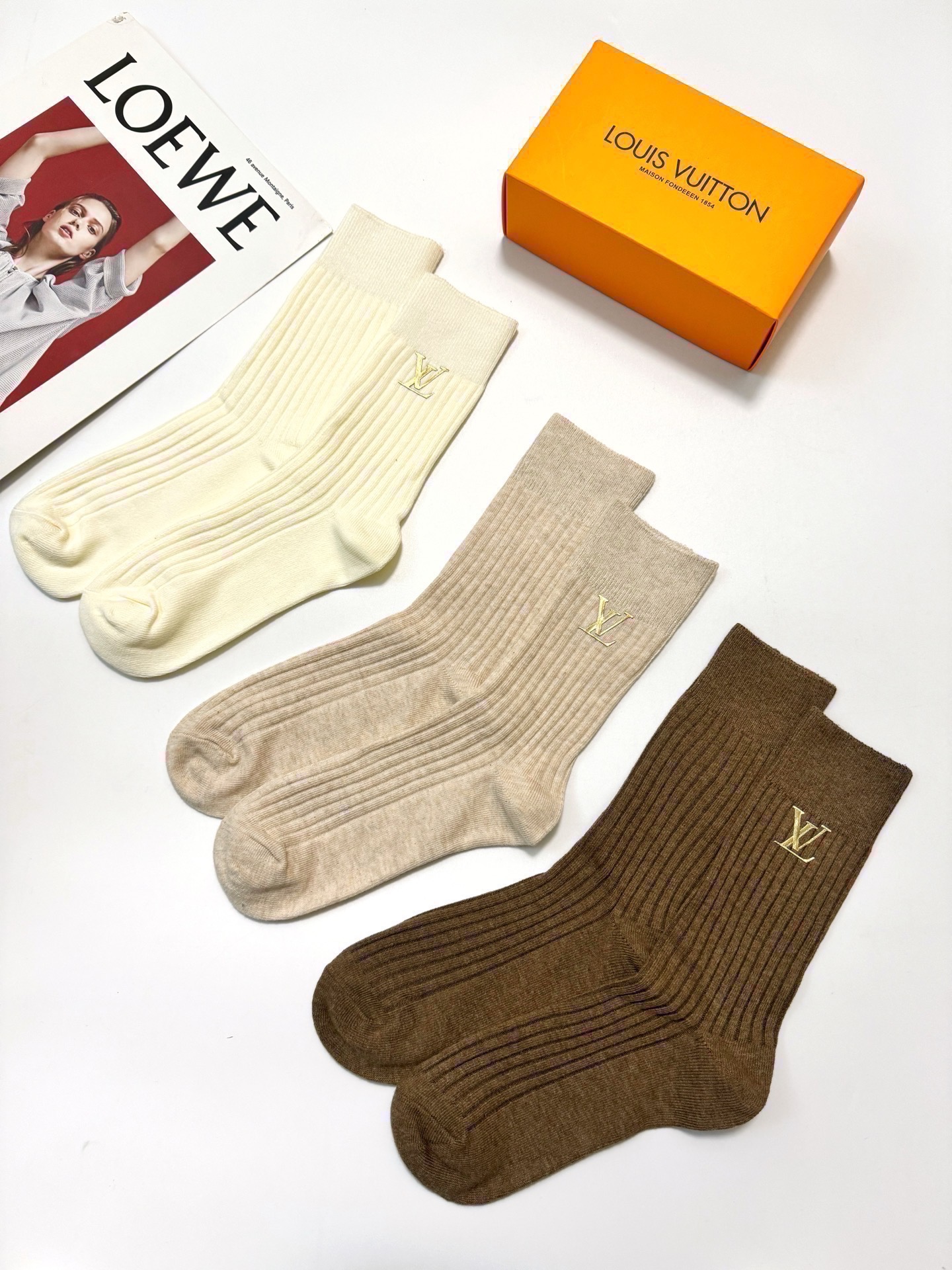 配包装🌟【一盒3 双】🌟LV 路易威登 经典字母logo 纯棉中筒袜 小腿袜 🌟ins爆款！专柜在售in