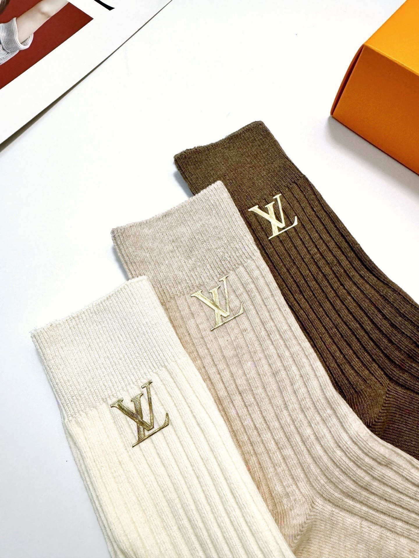 配包装🌟【一盒3 双】🌟LV 路易威登 经典字母logo 纯棉中筒袜 小腿袜 🌟ins爆款！专柜在售in