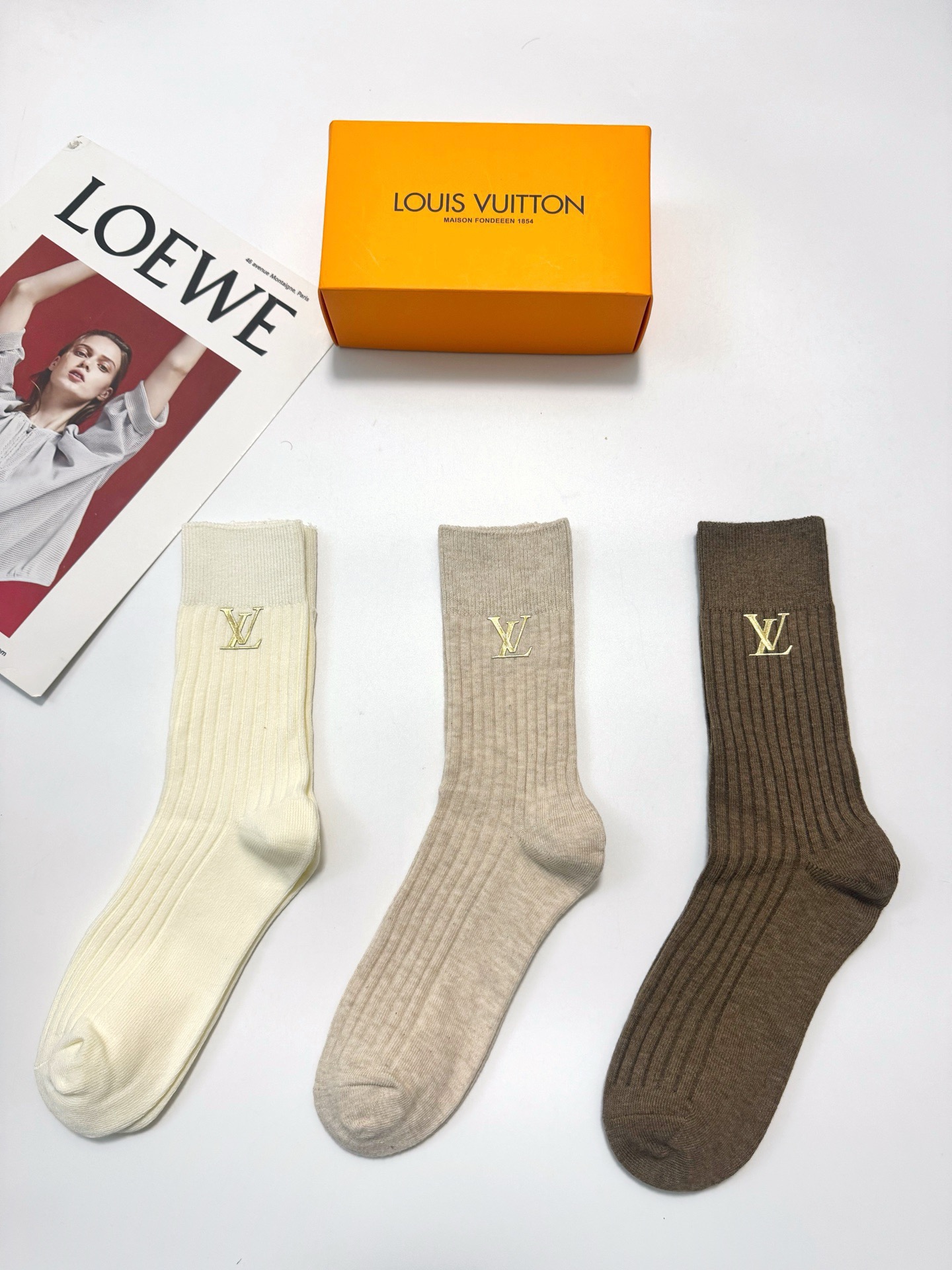 配包装🌟【一盒3 双】🌟LV 路易威登 经典字母logo 纯棉中筒袜 小腿袜 🌟ins爆款！专柜在售in