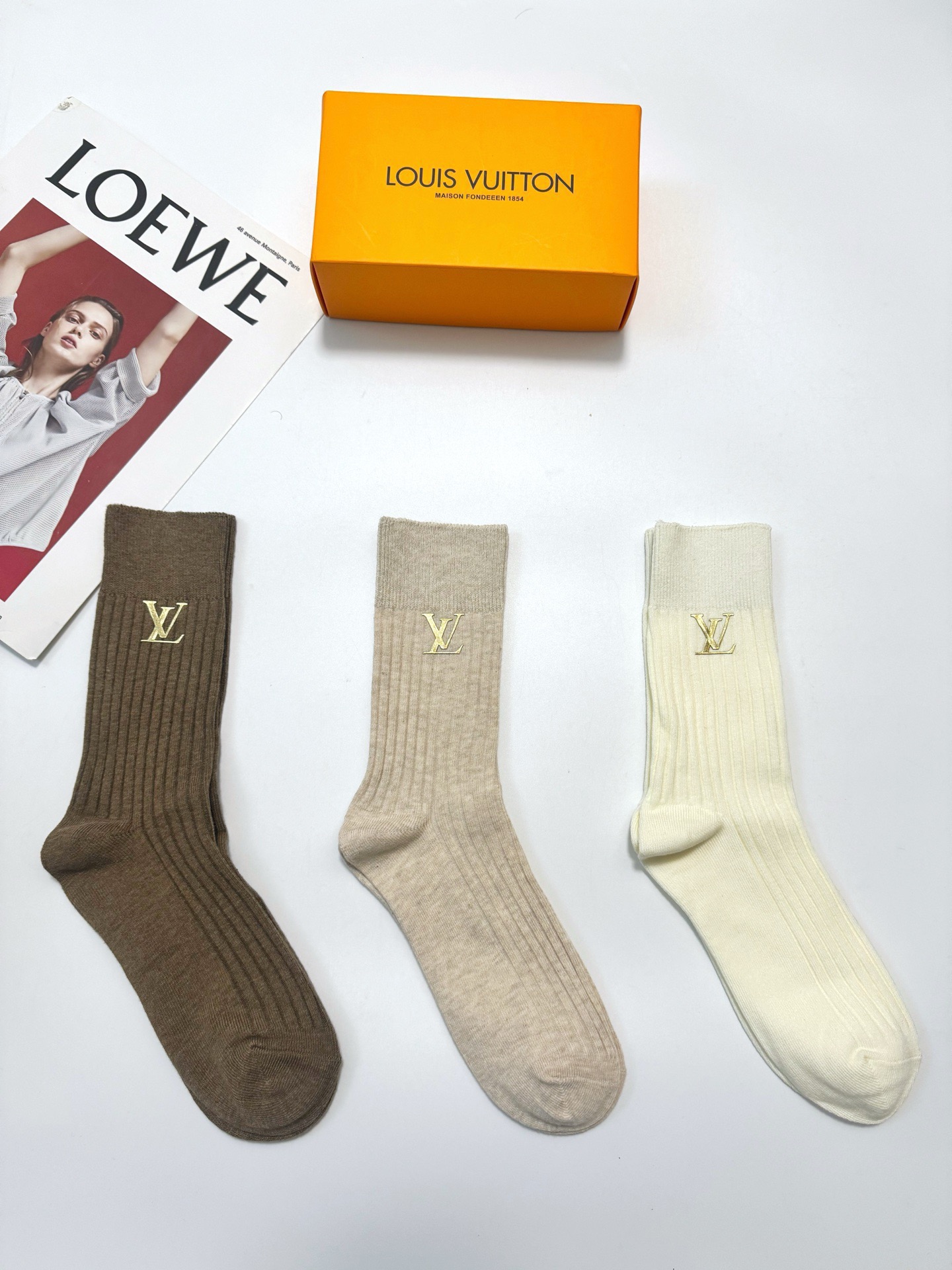 配包装🌟【一盒3 双】🌟LV 路易威登 经典字母logo 纯棉中筒袜 小腿袜 🌟ins爆款！专柜在售in