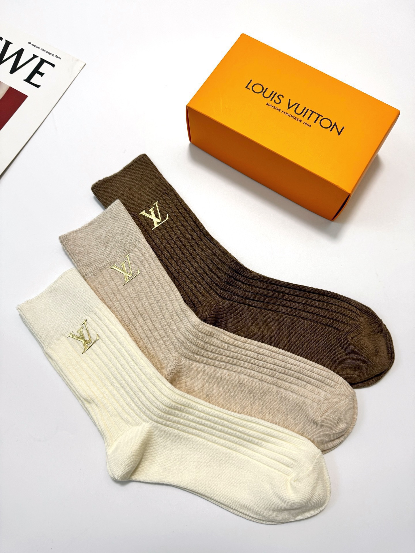配包装🌟【一盒3 双】🌟LV 路易威登 经典字母logo 纯棉中筒袜 小腿袜 🌟ins爆款！专柜在售in