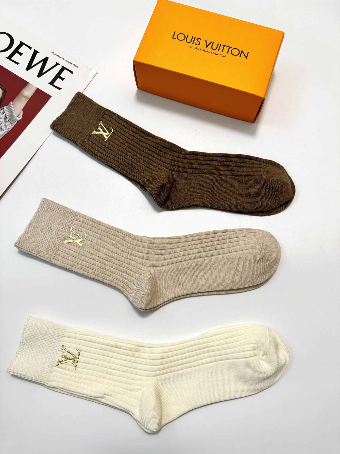 配包装🌟【一盒3 双】🌟LV 路易威登 经典字母logo 纯棉中筒袜 小腿袜 🌟ins爆款！专柜在售in