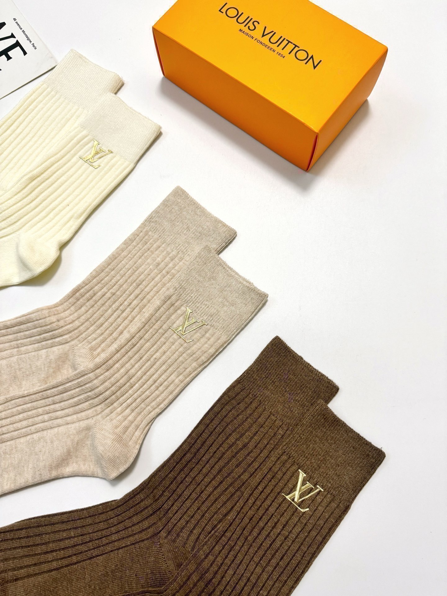 配包装🌟【一盒3 双】🌟LV 路易威登 经典字母logo 纯棉中筒袜 小腿袜 🌟ins爆款！专柜在售in