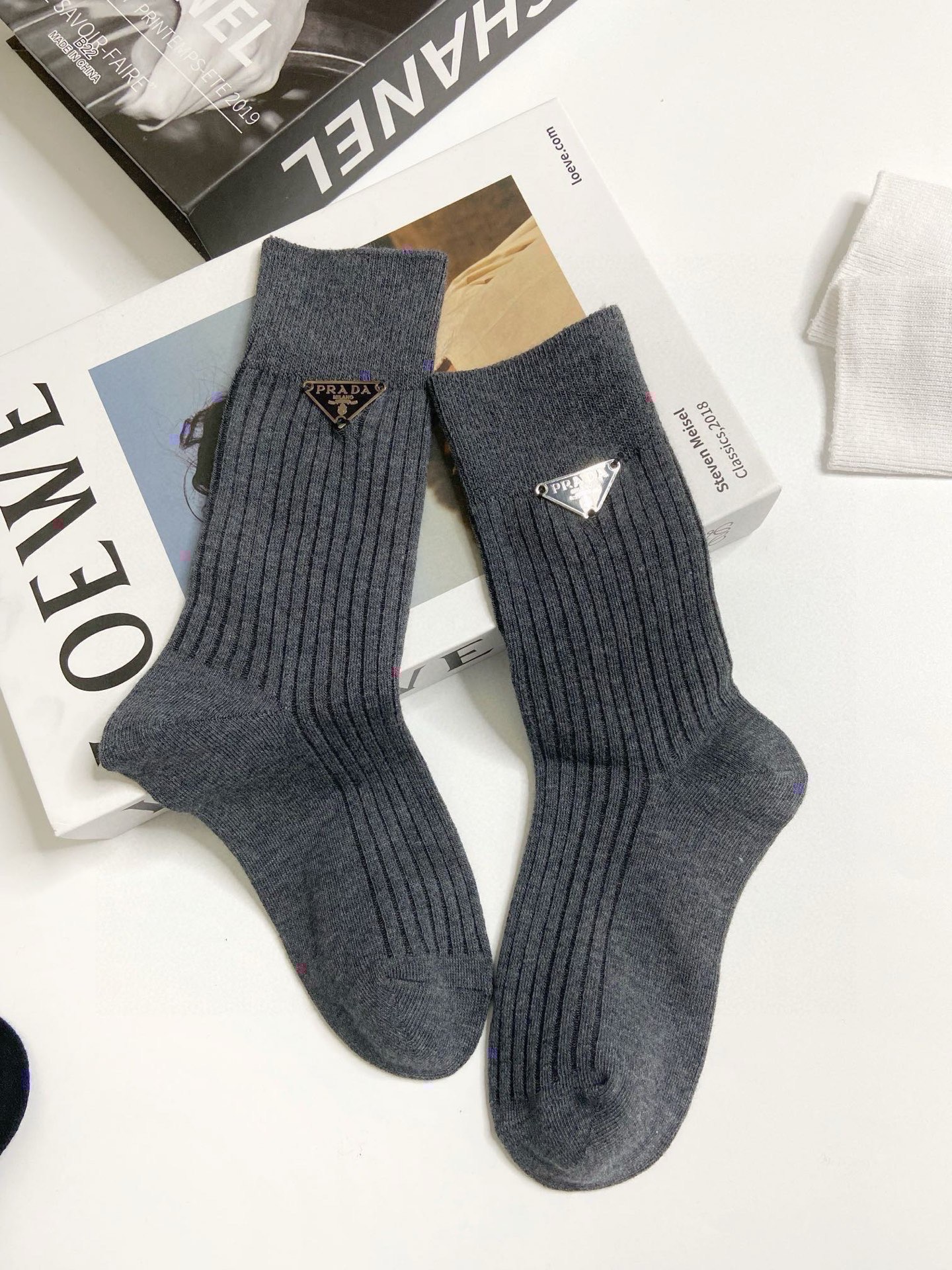 配包装🌟【一盒3 双】🌟Prada 普拉达 经典字母logo纯棉中筒袜 🌟重工装饰个性时尚🌟ins爆款！