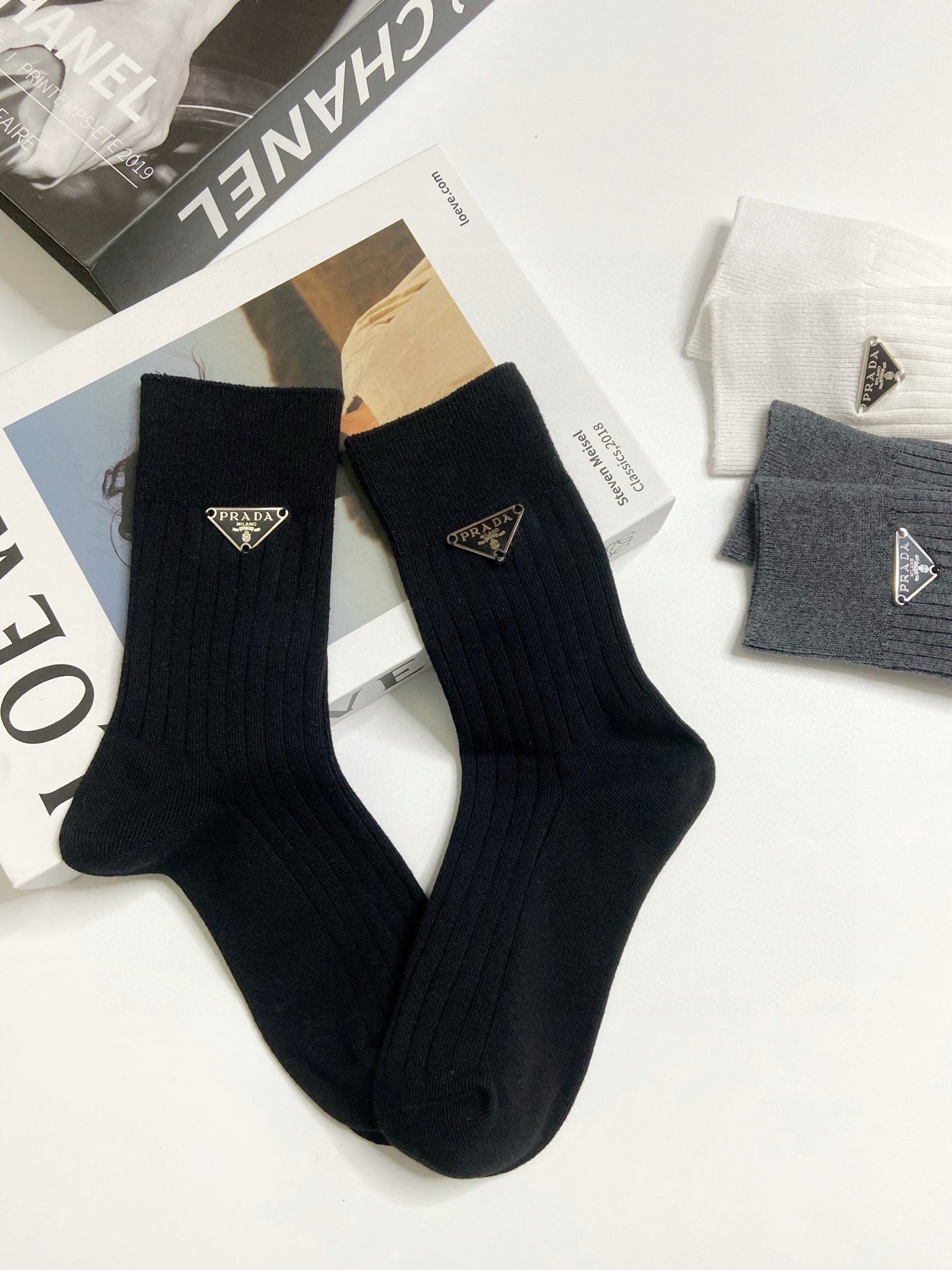 配包装🌟【一盒3 双】🌟Prada 普拉达 经典字母logo纯棉中筒袜 🌟重工装饰个性时尚🌟ins爆款！