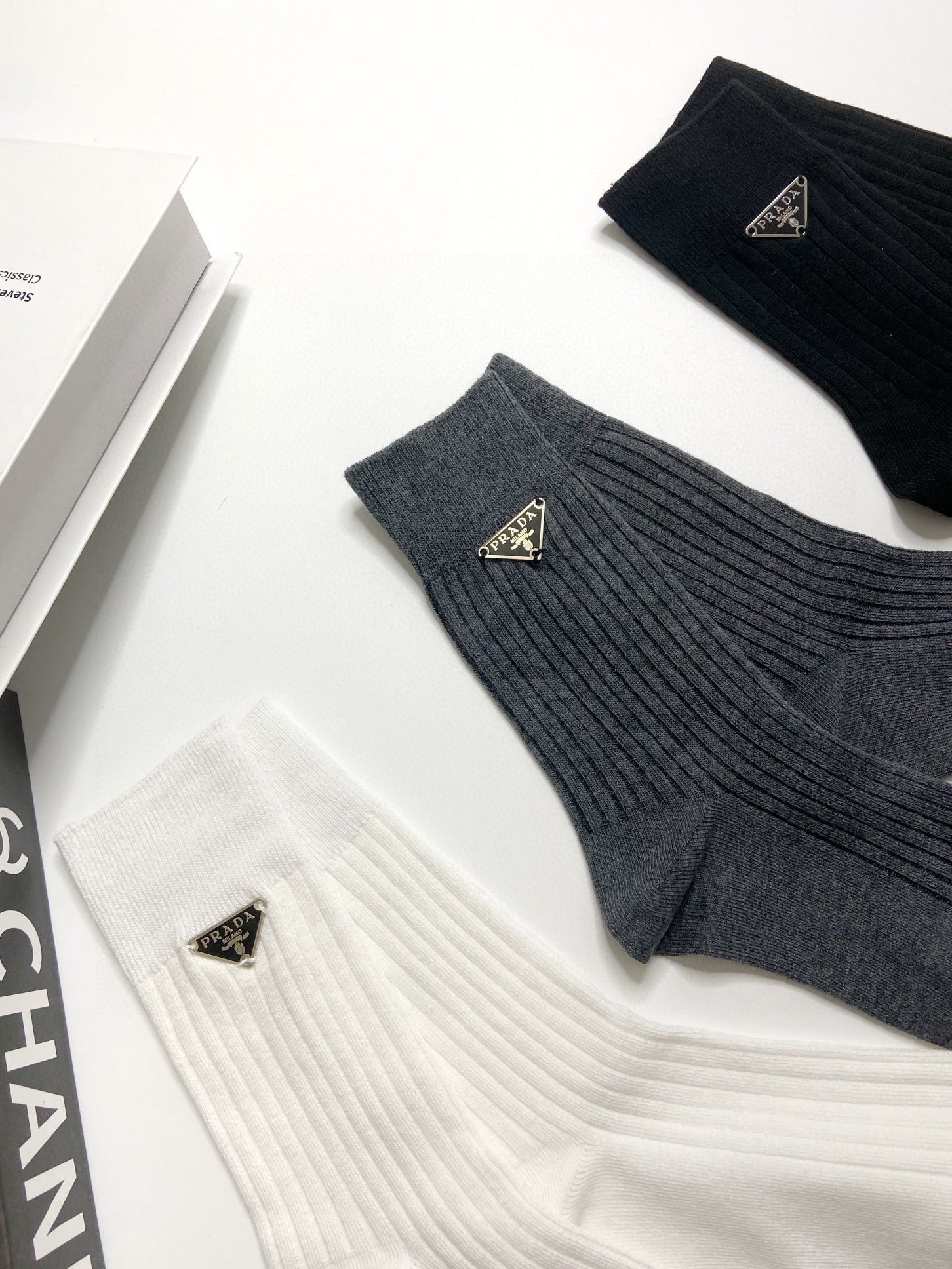 配包装🌟【一盒3 双】🌟Prada 普拉达 经典字母logo纯棉中筒袜 🌟重工装饰个性时尚🌟ins爆款！
