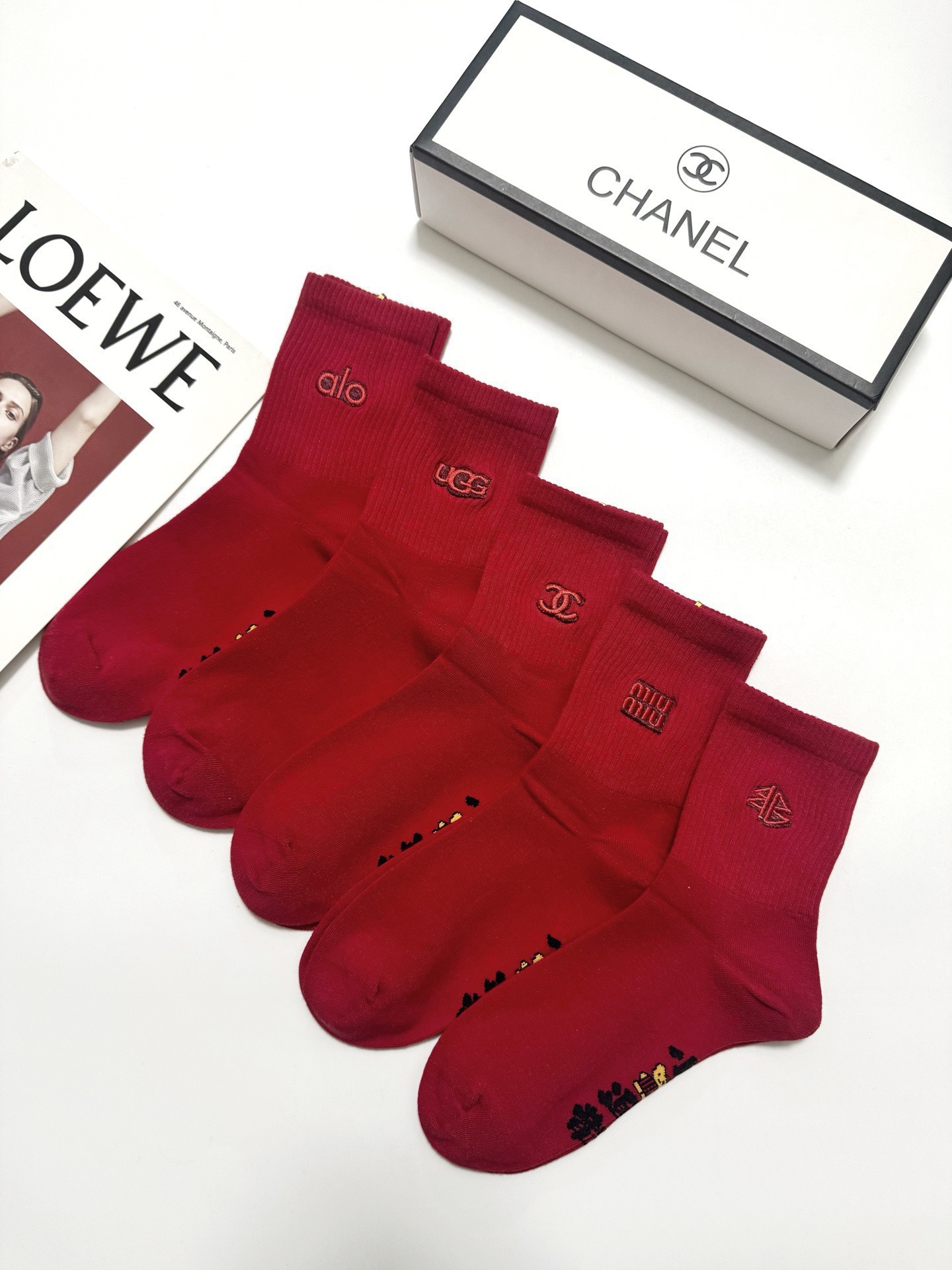 配包装🌟【一盒5双】🌟欧美大牌 经典字母刺绣 logo 纯棉中筒袜 年袜 🔥超级软糯亲肤！保暖又时尚！🌟