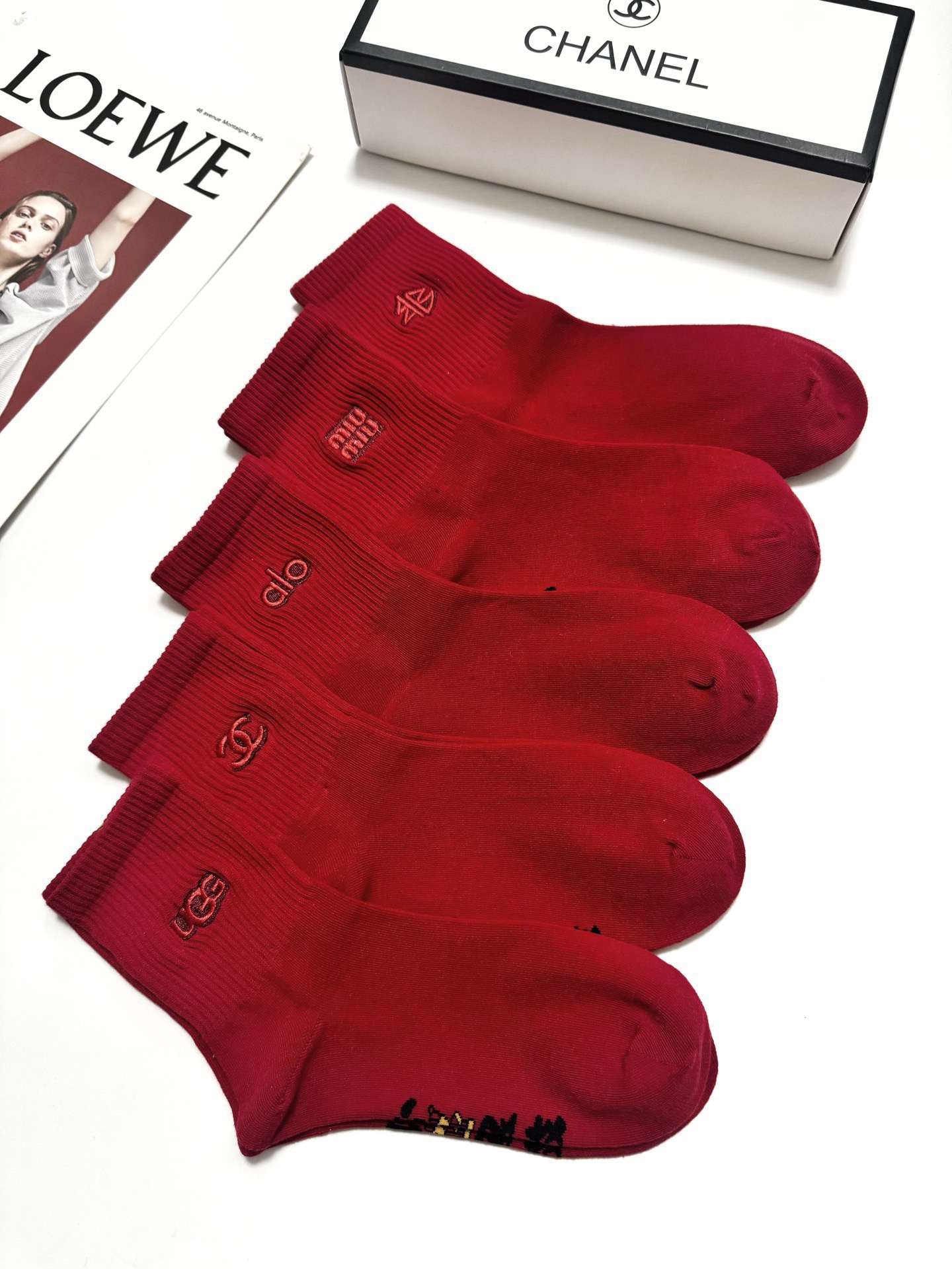 配包装🌟【一盒5双】🌟欧美大牌 经典字母刺绣 logo 纯棉中筒袜 年袜 🔥超级软糯亲肤！保暖又时尚！🌟
