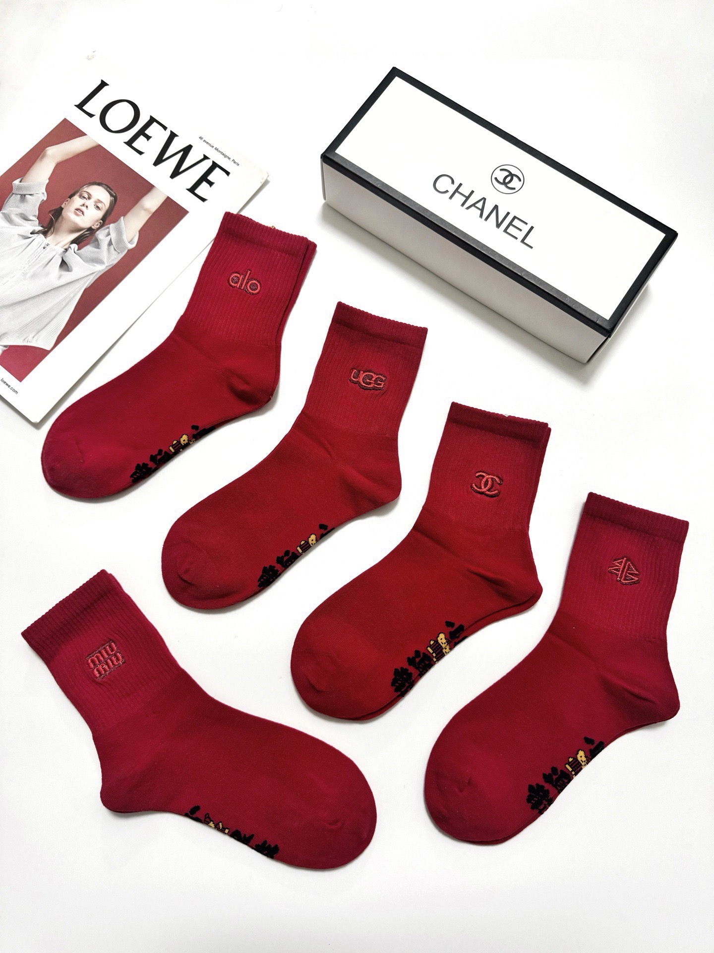 配包装🌟【一盒5双】🌟欧美大牌 经典字母刺绣 logo 纯棉中筒袜 年袜 🔥超级软糯亲肤！保暖又时尚！🌟