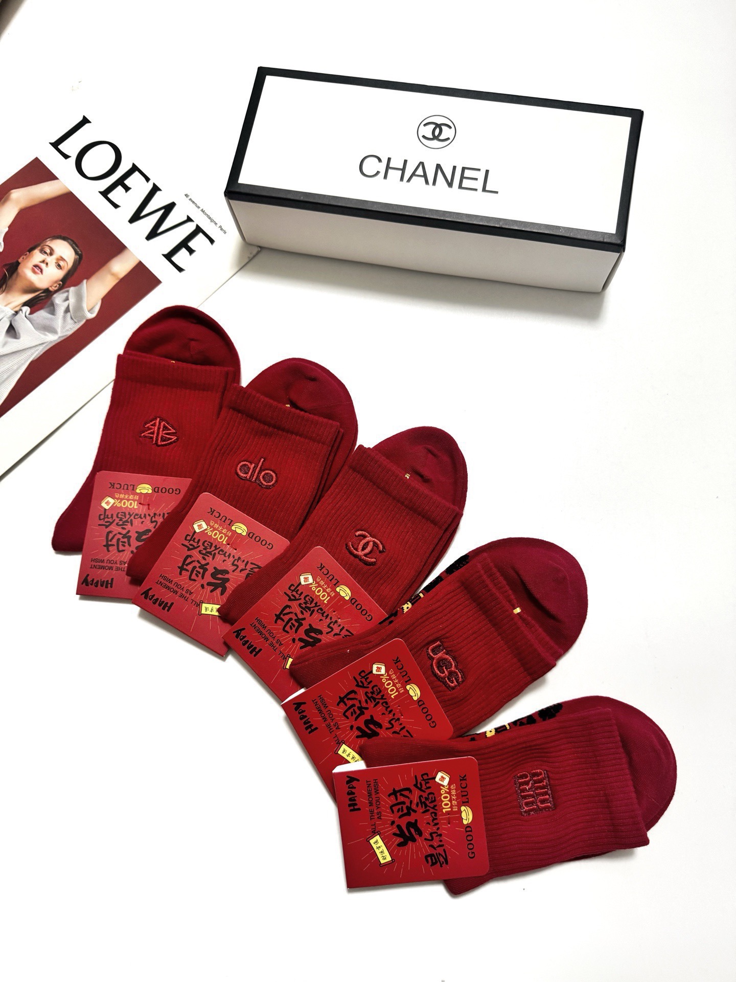 配包装🌟【一盒5双】🌟欧美大牌 经典字母刺绣 logo 纯棉中筒袜 年袜 🔥超级软糯亲肤！保暖又时尚！🌟