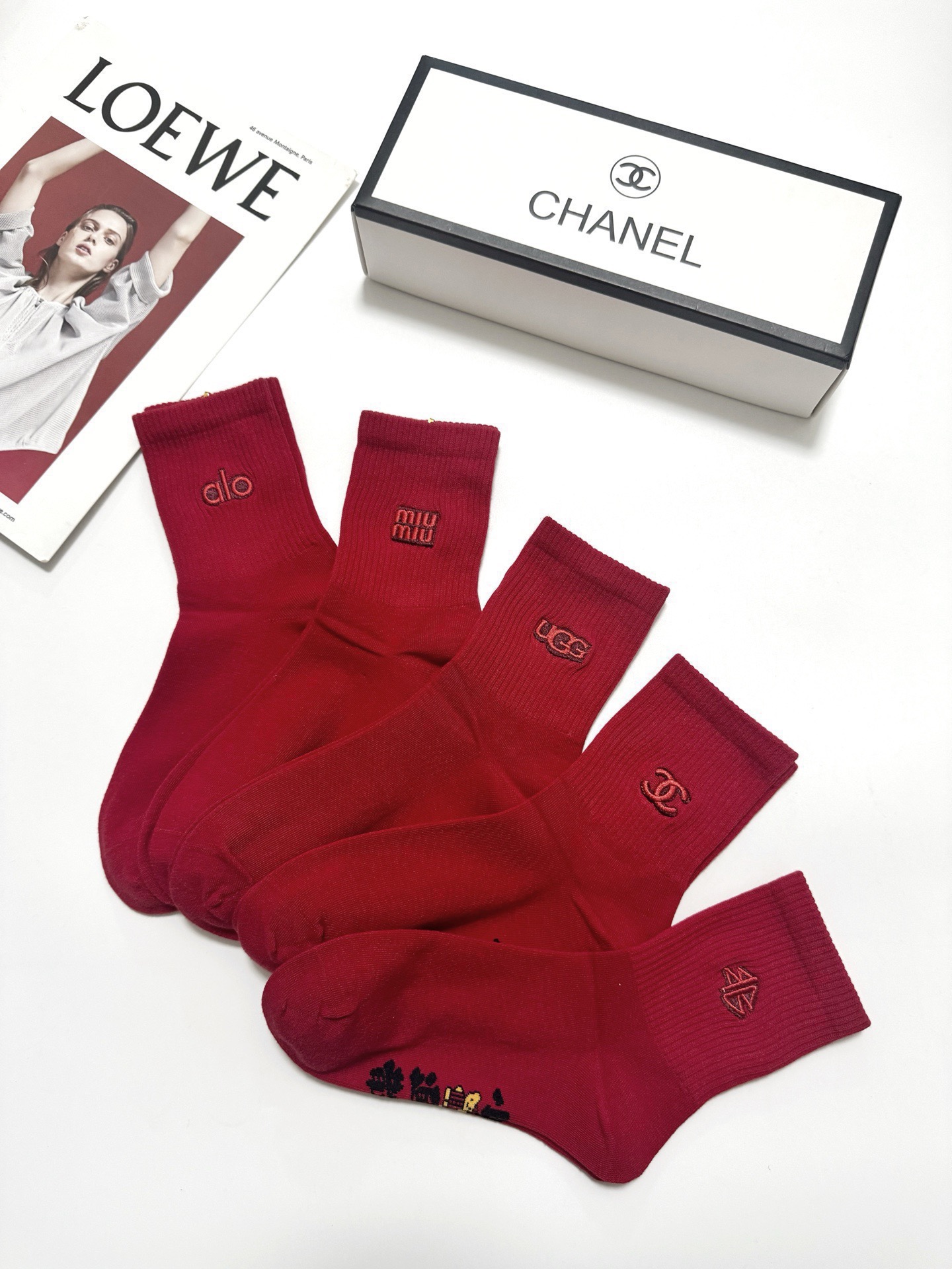 配包装🌟【一盒5双】🌟欧美大牌 经典字母刺绣 logo 纯棉中筒袜 年袜 🔥超级软糯亲肤！保暖又时尚！🌟