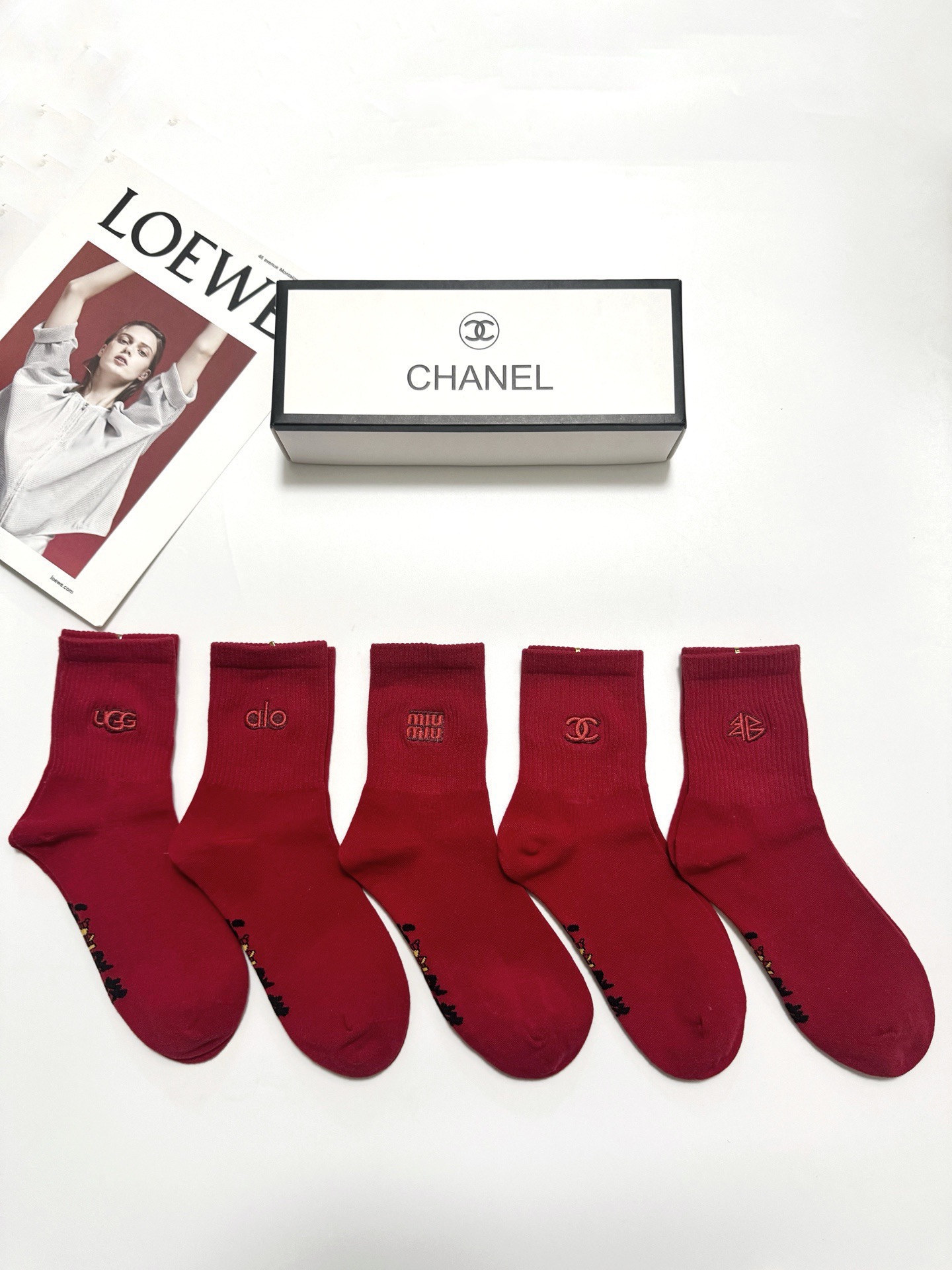 配包装🌟【一盒5双】🌟欧美大牌 经典字母刺绣 logo 纯棉中筒袜 年袜 🔥超级软糯亲肤！保暖又时尚！🌟