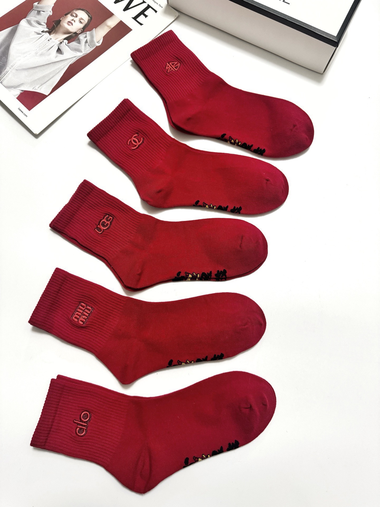 配包装🌟【一盒5双】🌟欧美大牌 经典字母刺绣 logo 纯棉中筒袜 年袜 🔥超级软糯亲肤！保暖又时尚！🌟