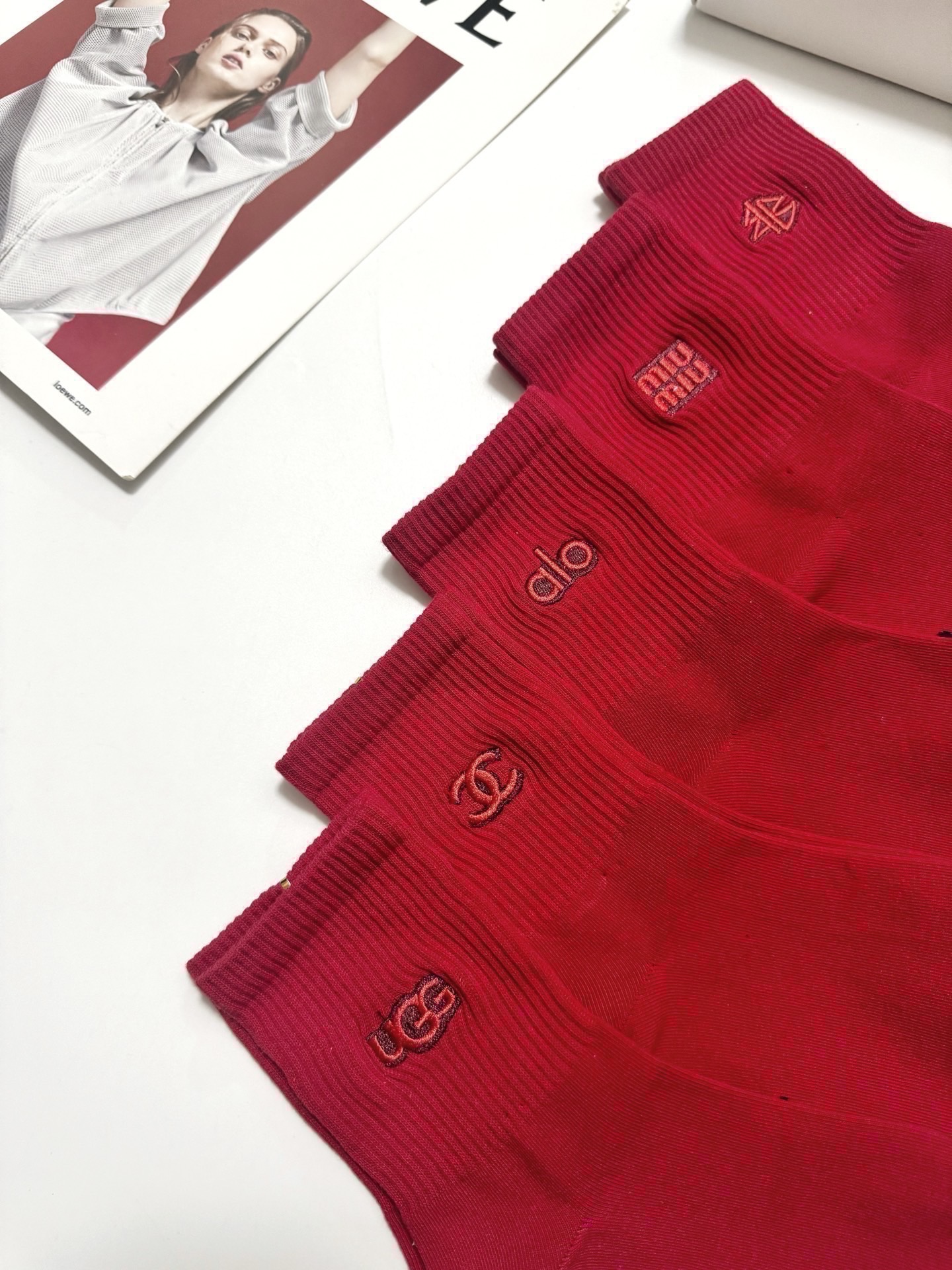 配包装🌟【一盒5双】🌟欧美大牌 经典字母刺绣 logo 纯棉中筒袜 年袜 🔥超级软糯亲肤！保暖又时尚！🌟