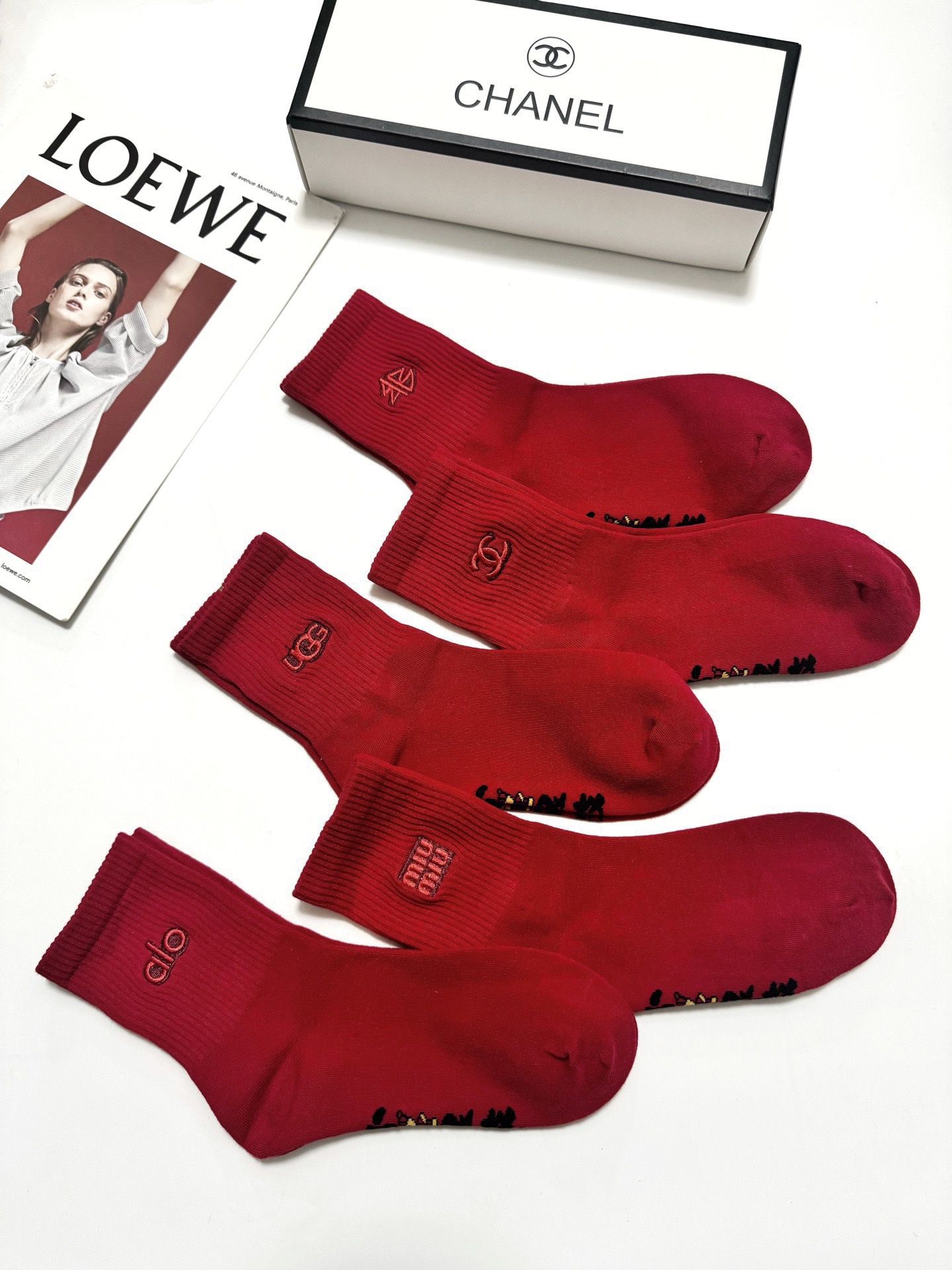 配包装🌟【一盒5双】🌟欧美大牌 经典字母刺绣 logo 纯棉中筒袜 年袜 🔥超级软糯亲肤！保暖又时尚！🌟