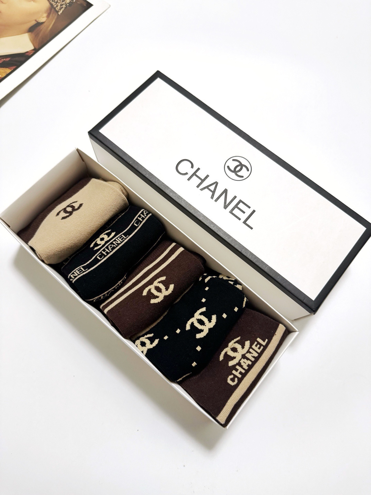 配包装🌟【一盒5 双】 🌟Chanel 香奈儿 经典字母logo ins超火爆中筒袜，纯棉面料，潮人必备