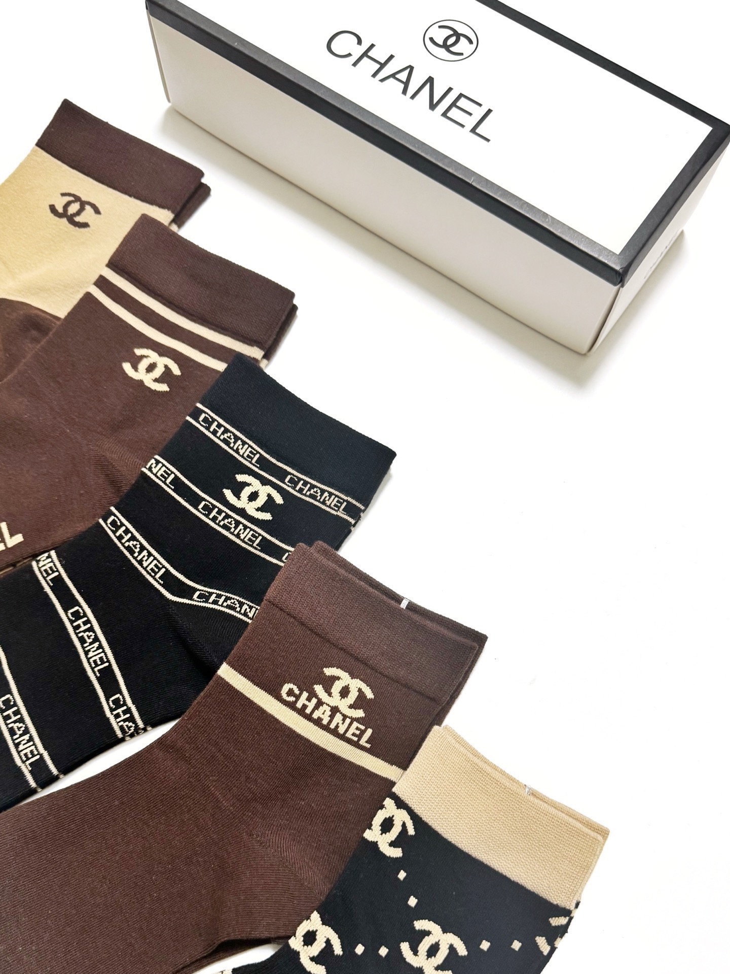 配包装🌟【一盒5 双】 🌟Chanel 香奈儿 经典字母logo ins超火爆中筒袜，纯棉面料，潮人必备