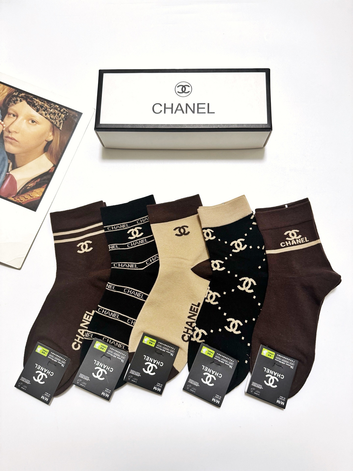 配包装🌟【一盒5 双】 🌟Chanel 香奈儿 经典字母logo ins超火爆中筒袜，纯棉面料，潮人必备