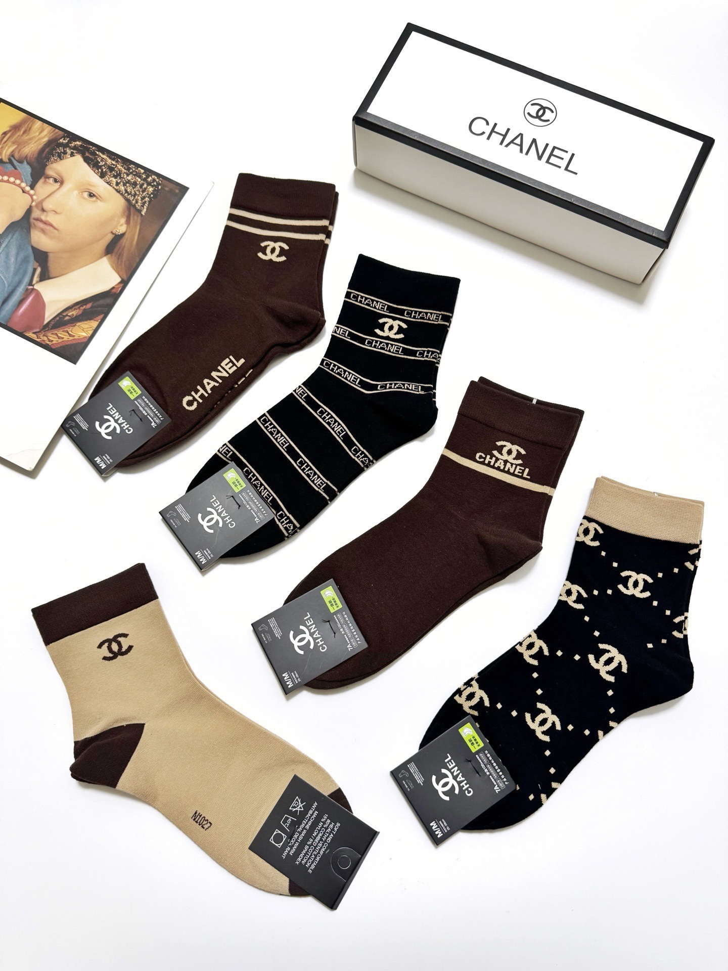 配包装🌟【一盒5 双】 🌟Chanel 香奈儿 经典字母logo ins超火爆中筒袜，纯棉面料，潮人必备