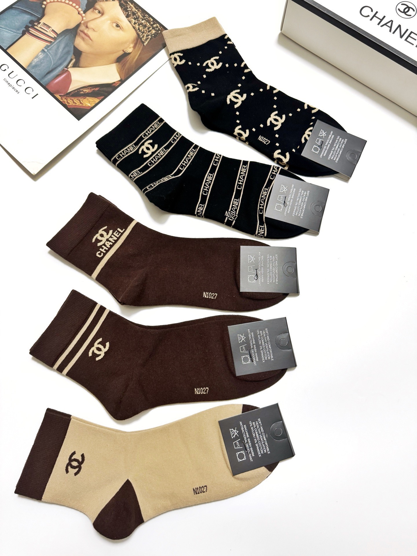 配包装🌟【一盒5 双】 🌟Chanel 香奈儿 经典字母logo ins超火爆中筒袜，纯棉面料，潮人必备