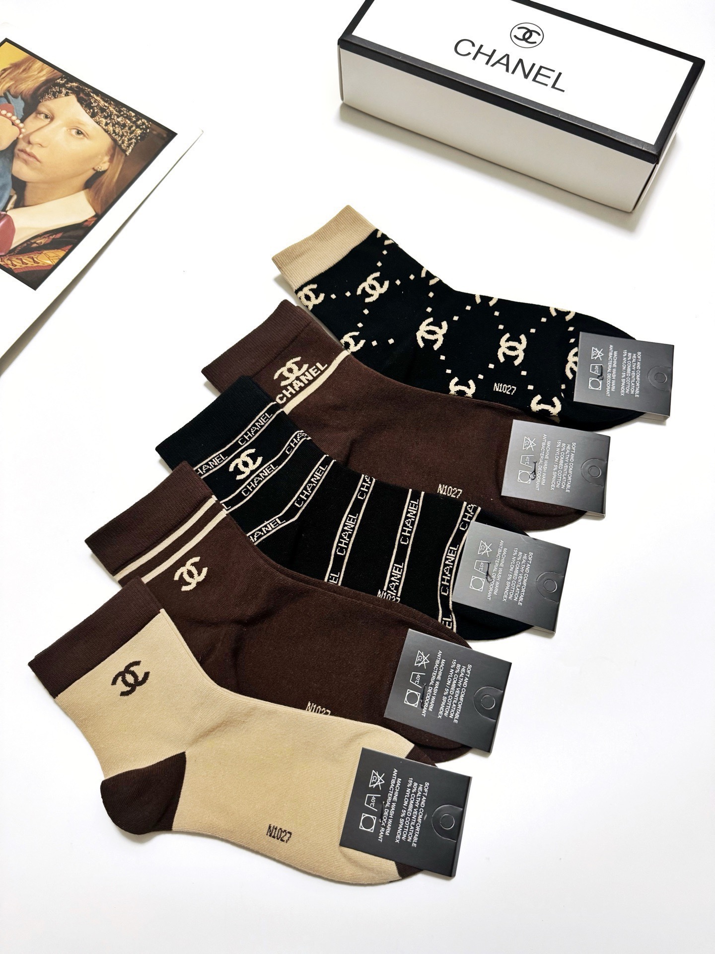 配包装🌟【一盒5 双】 🌟Chanel 香奈儿 经典字母logo ins超火爆中筒袜，纯棉面料，潮人必备