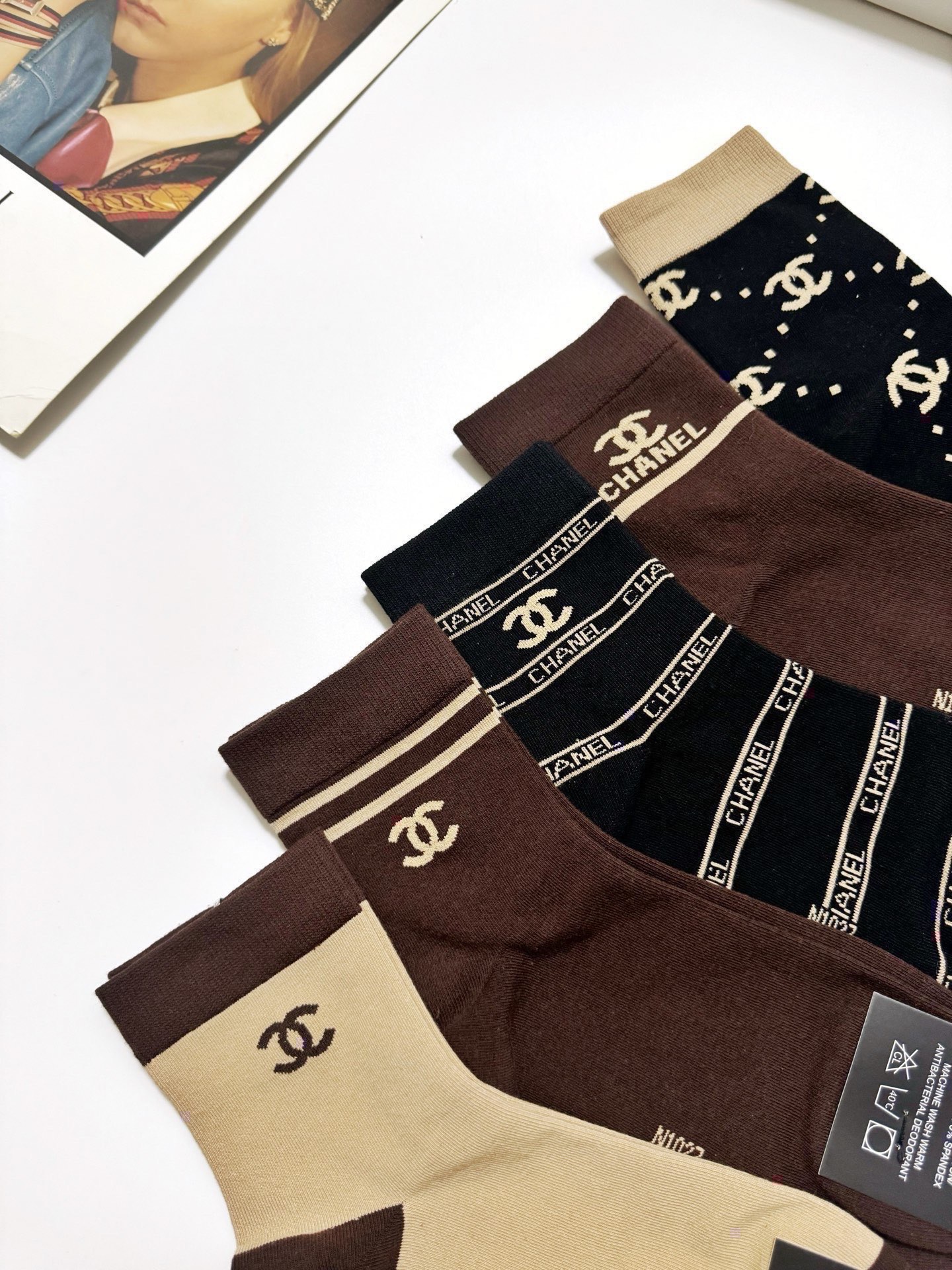 配包装🌟【一盒5 双】 🌟Chanel 香奈儿 经典字母logo ins超火爆中筒袜，纯棉面料，潮人必备