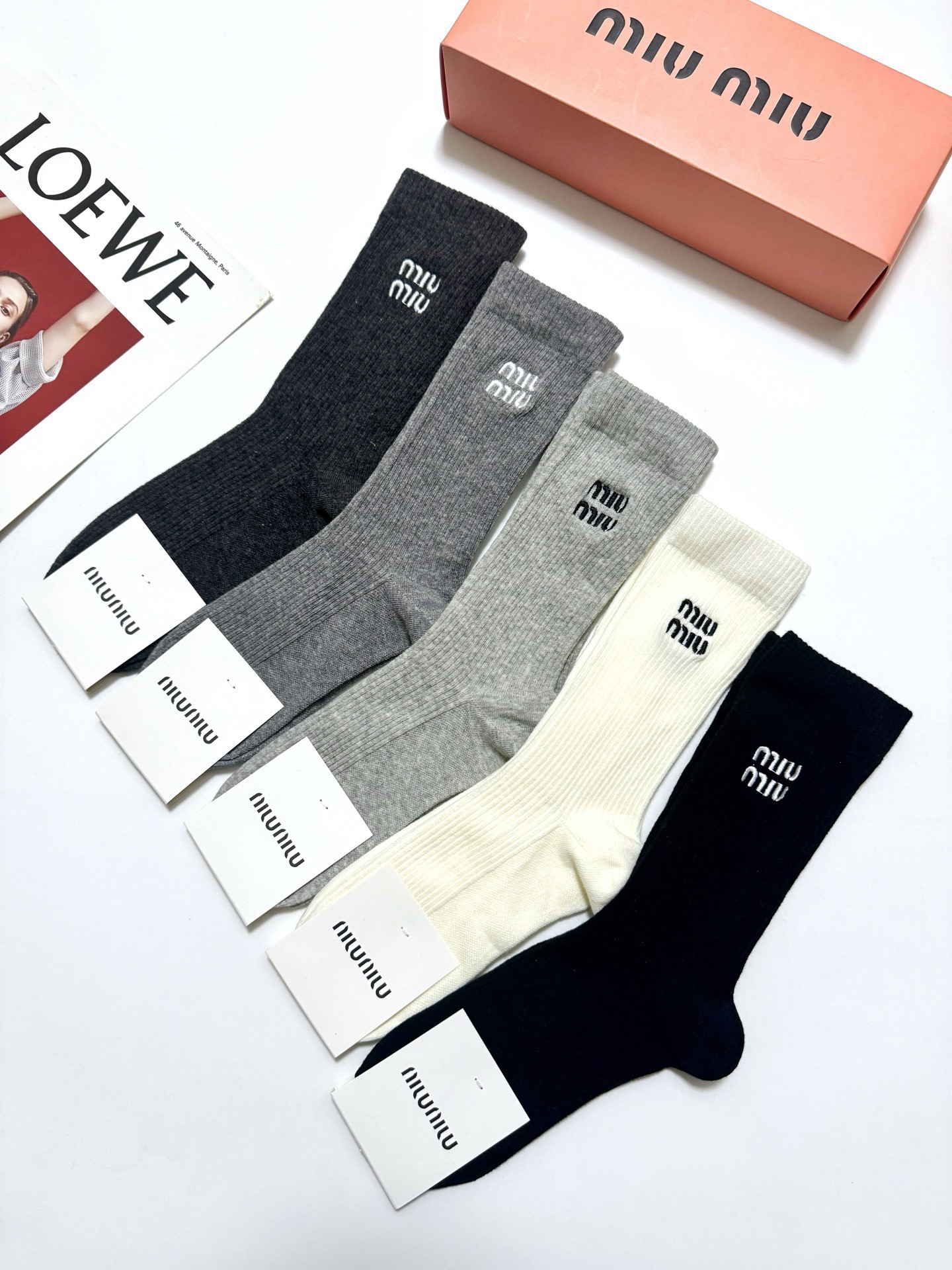 配包装🌟【一盒5 双】 🌟缪缪 miumiu 经典刺绣字母logo 混纺中筒袜 ，软糯亲肤，ins超火爆