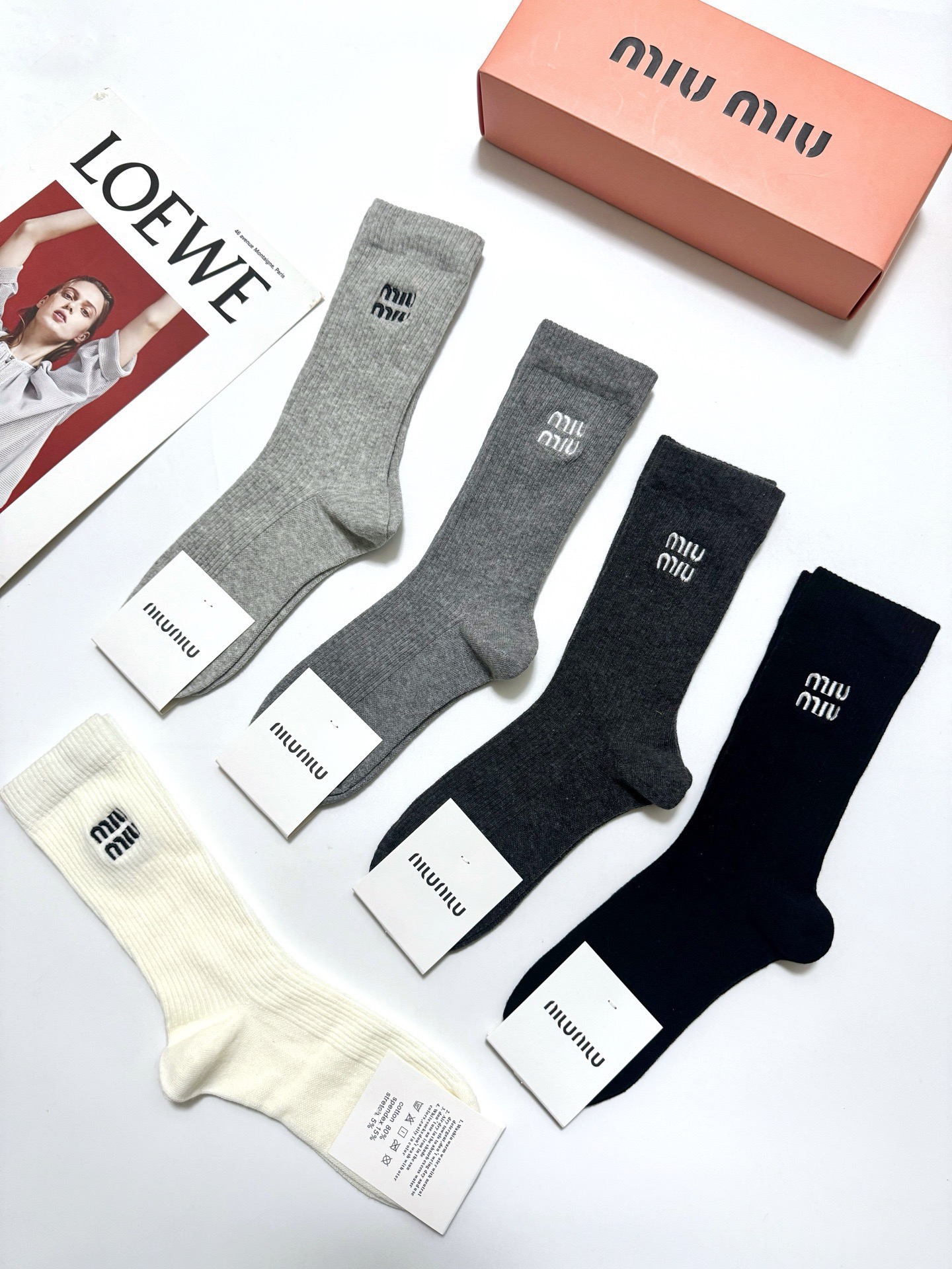 配包装🌟【一盒5 双】 🌟缪缪 miumiu 经典刺绣字母logo 混纺中筒袜 ，软糯亲肤，ins超火爆
