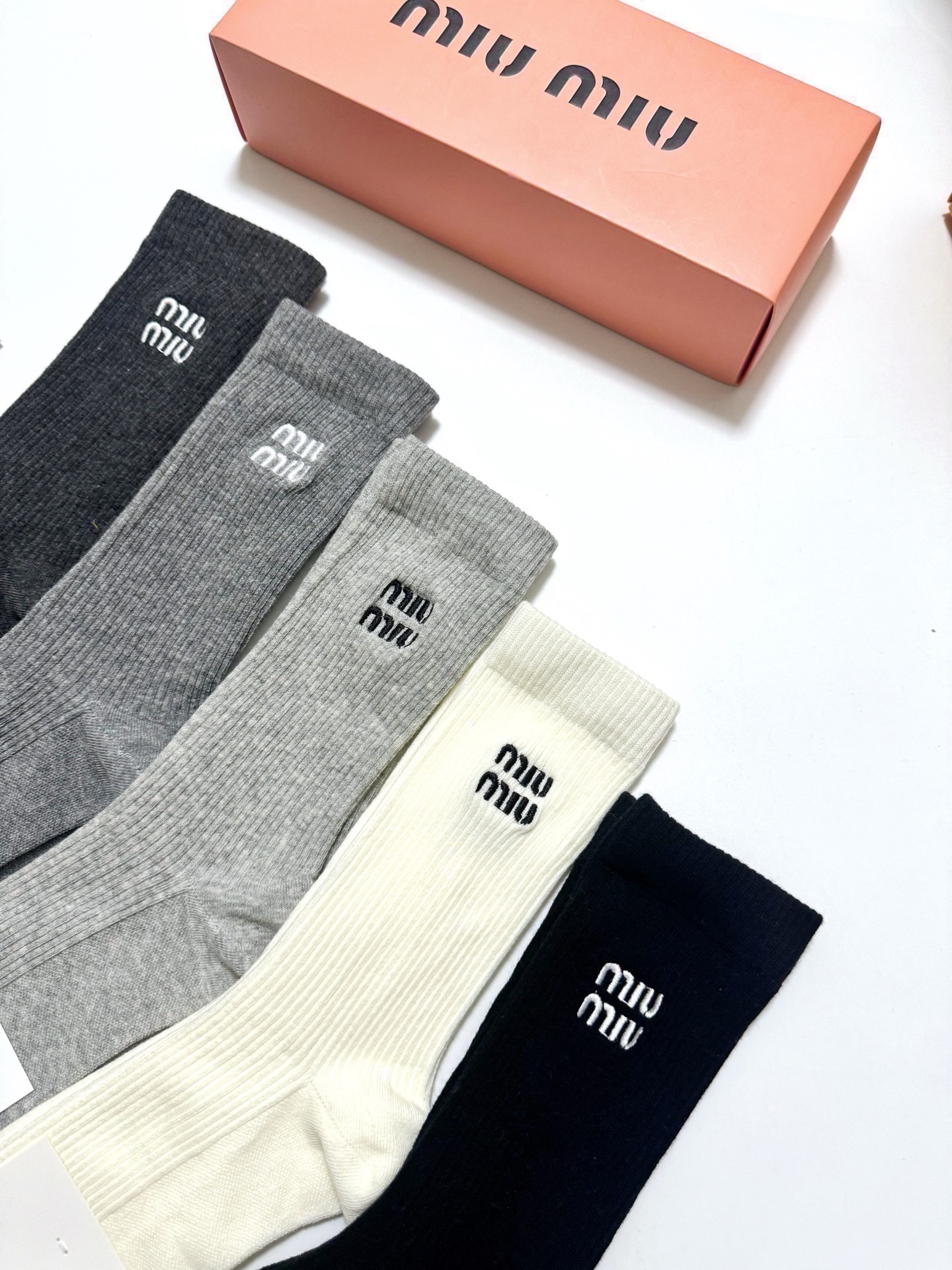 配包装🌟【一盒5 双】 🌟缪缪 miumiu 经典刺绣字母logo 混纺中筒袜 ，软糯亲肤，ins超火爆