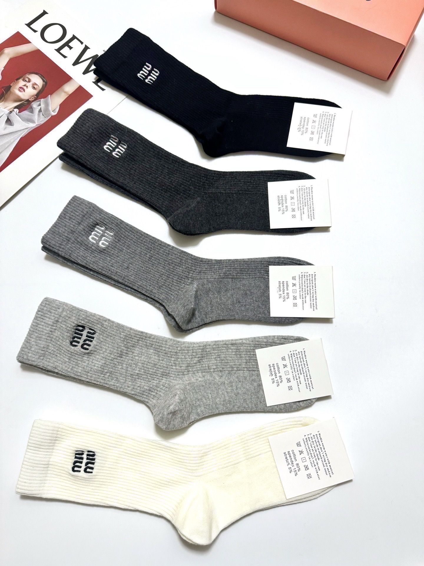 配包装🌟【一盒5 双】 🌟缪缪 miumiu 经典刺绣字母logo 混纺中筒袜 ，软糯亲肤，ins超火爆