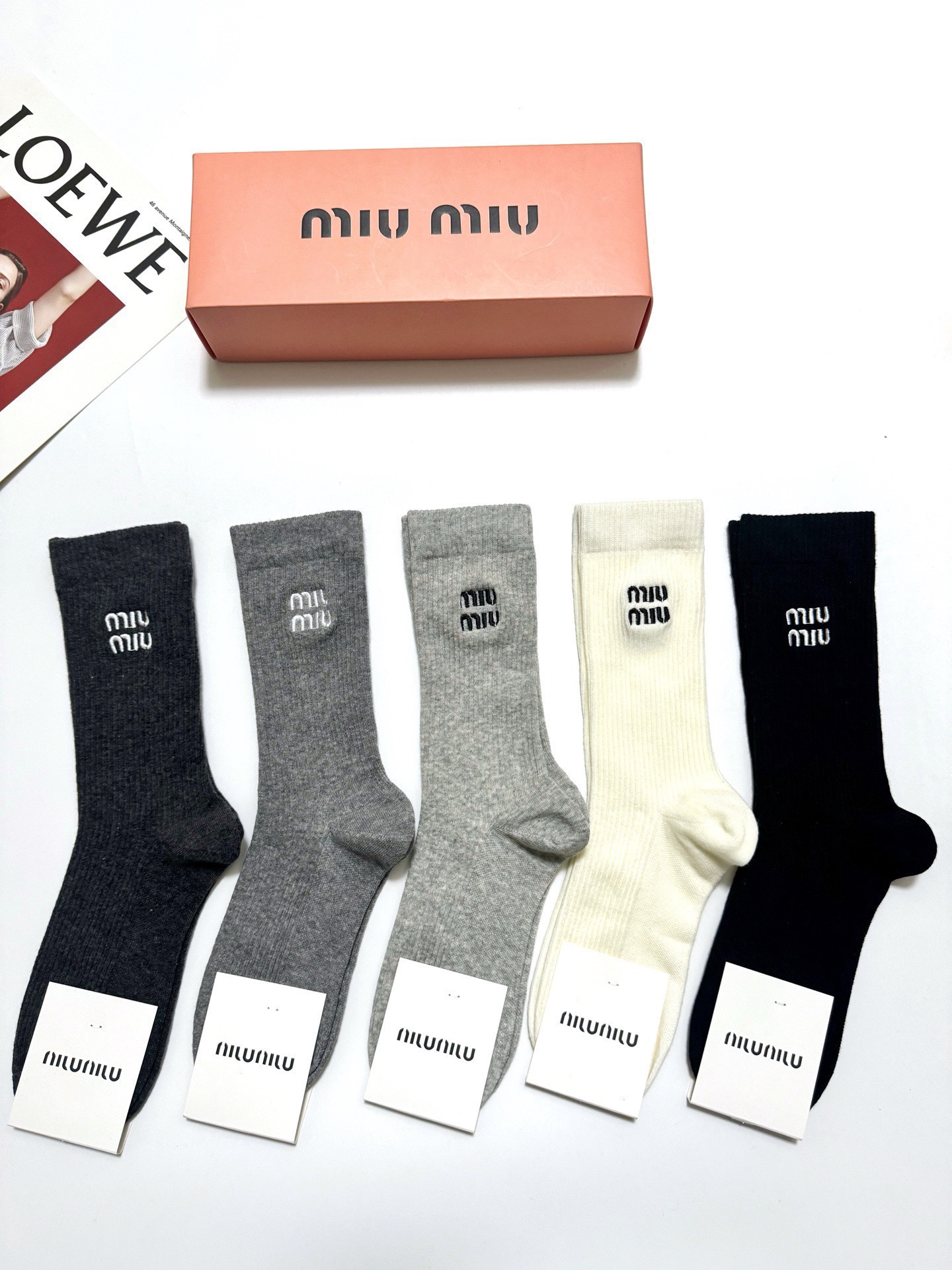 配包装🌟【一盒5 双】 🌟缪缪 miumiu 经典刺绣字母logo 混纺中筒袜 ，软糯亲肤，ins超火爆