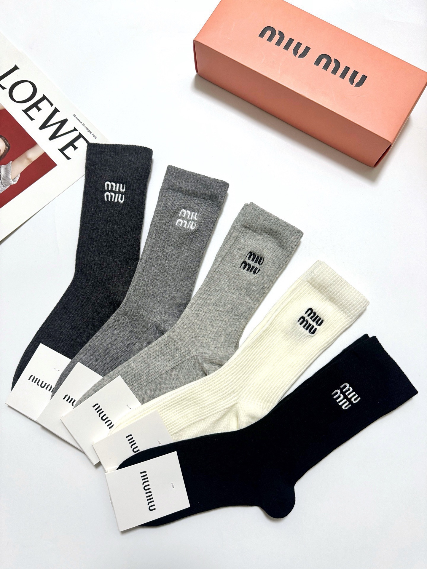 配包装🌟【一盒5 双】 🌟缪缪 miumiu 经典刺绣字母logo 混纺中筒袜 ，软糯亲肤，ins超火爆